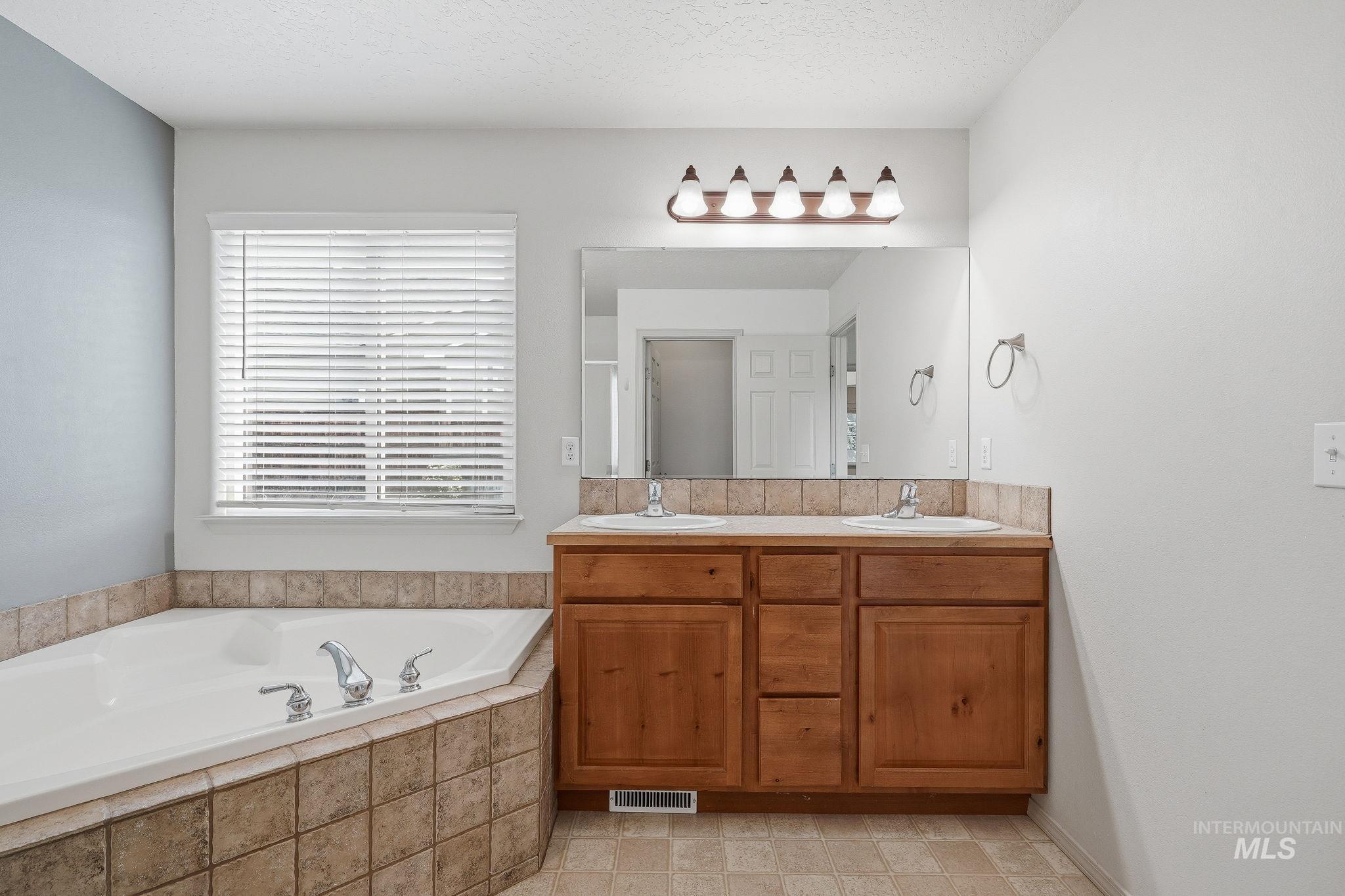 3218 S Jupiter Avenue Property Photo 29