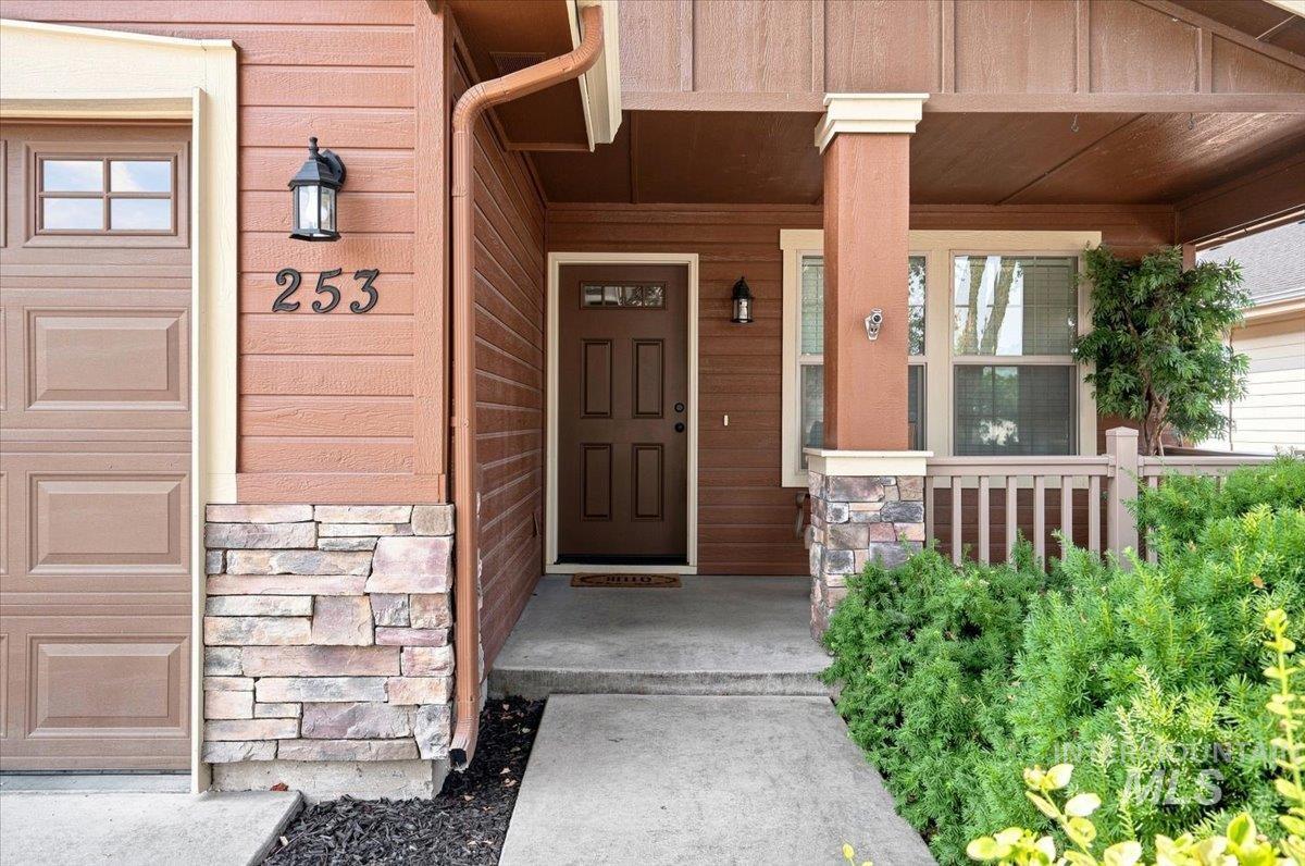 253 E Indian Rocks Ct Property Photo 2