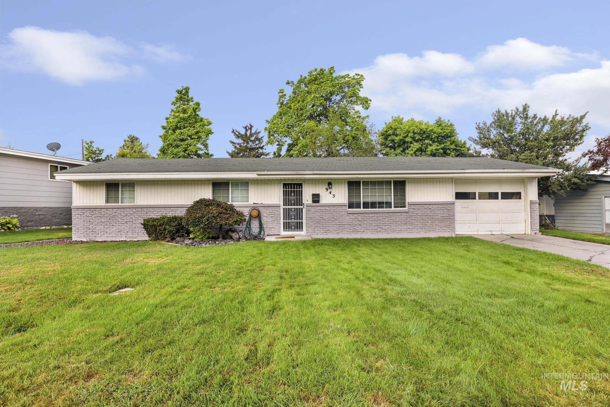 943 Del Mar Drive Property Photo 3