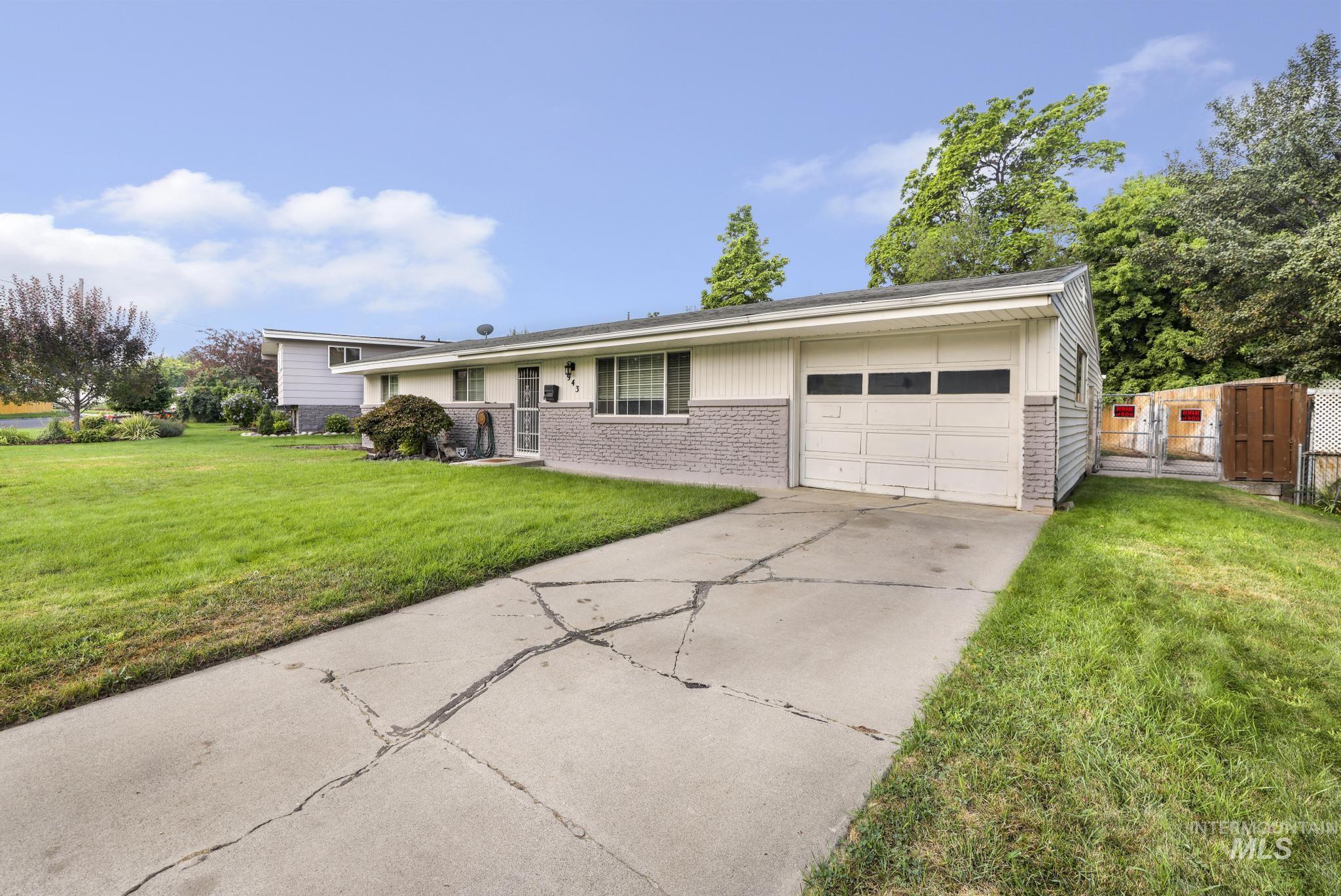 943 Del Mar Drive Property Photo 4