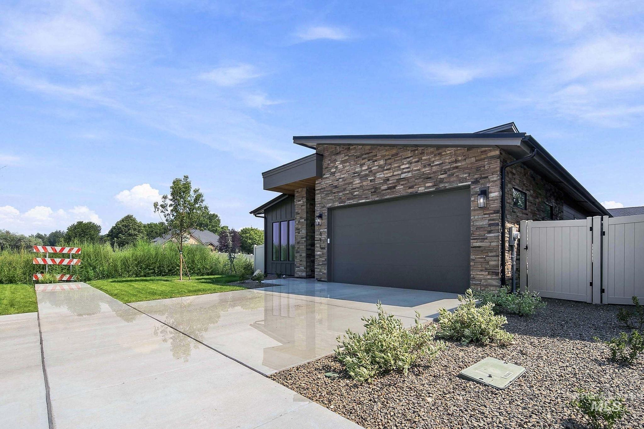 611 W Wrangler Property Photo 3