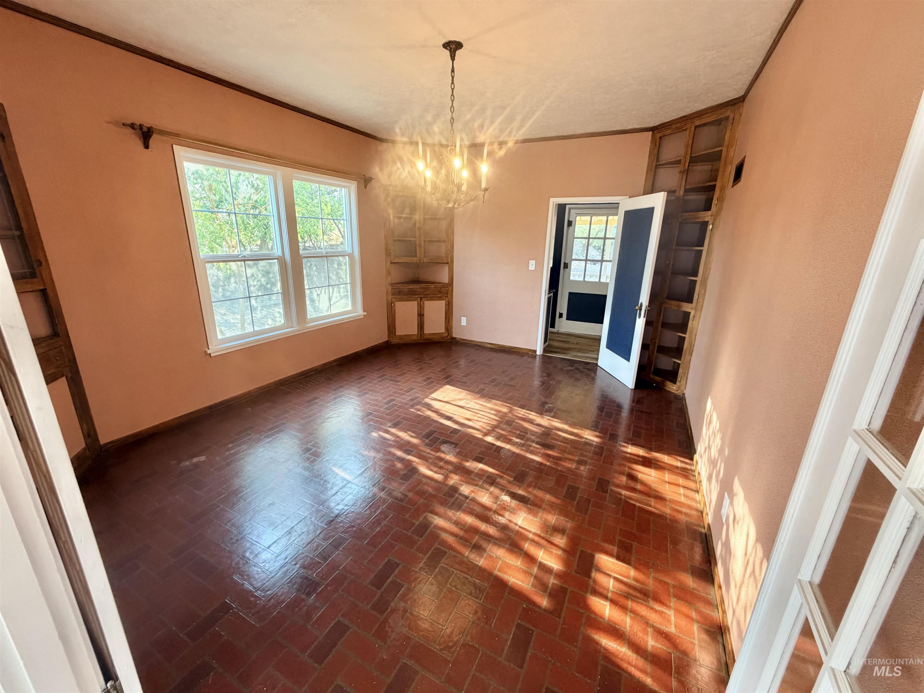 729 Morgan Ave Property Photo 11