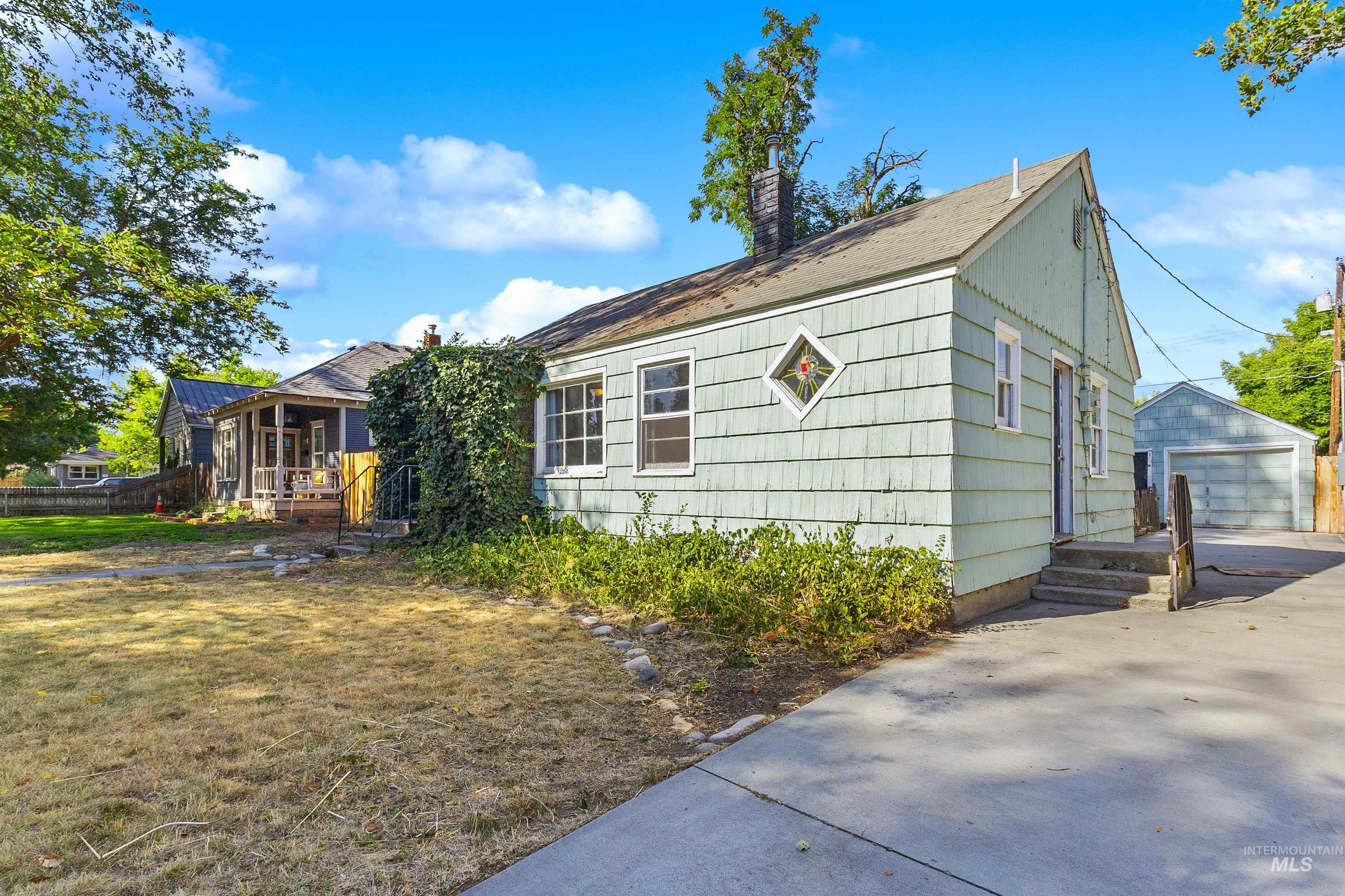 1525 S Longmont Ave Property Photo 2