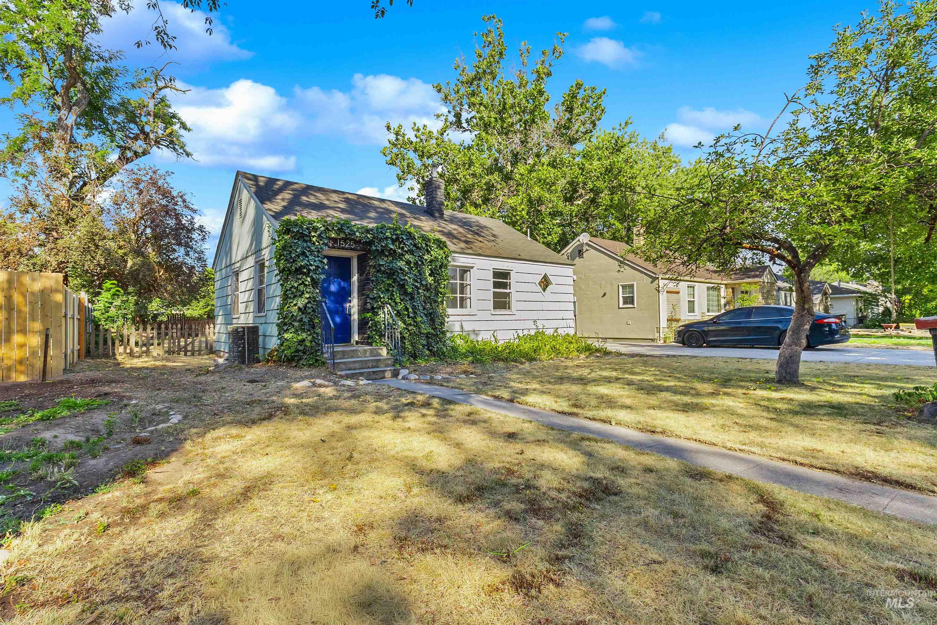 1525 S Longmont Ave Property Photo 3