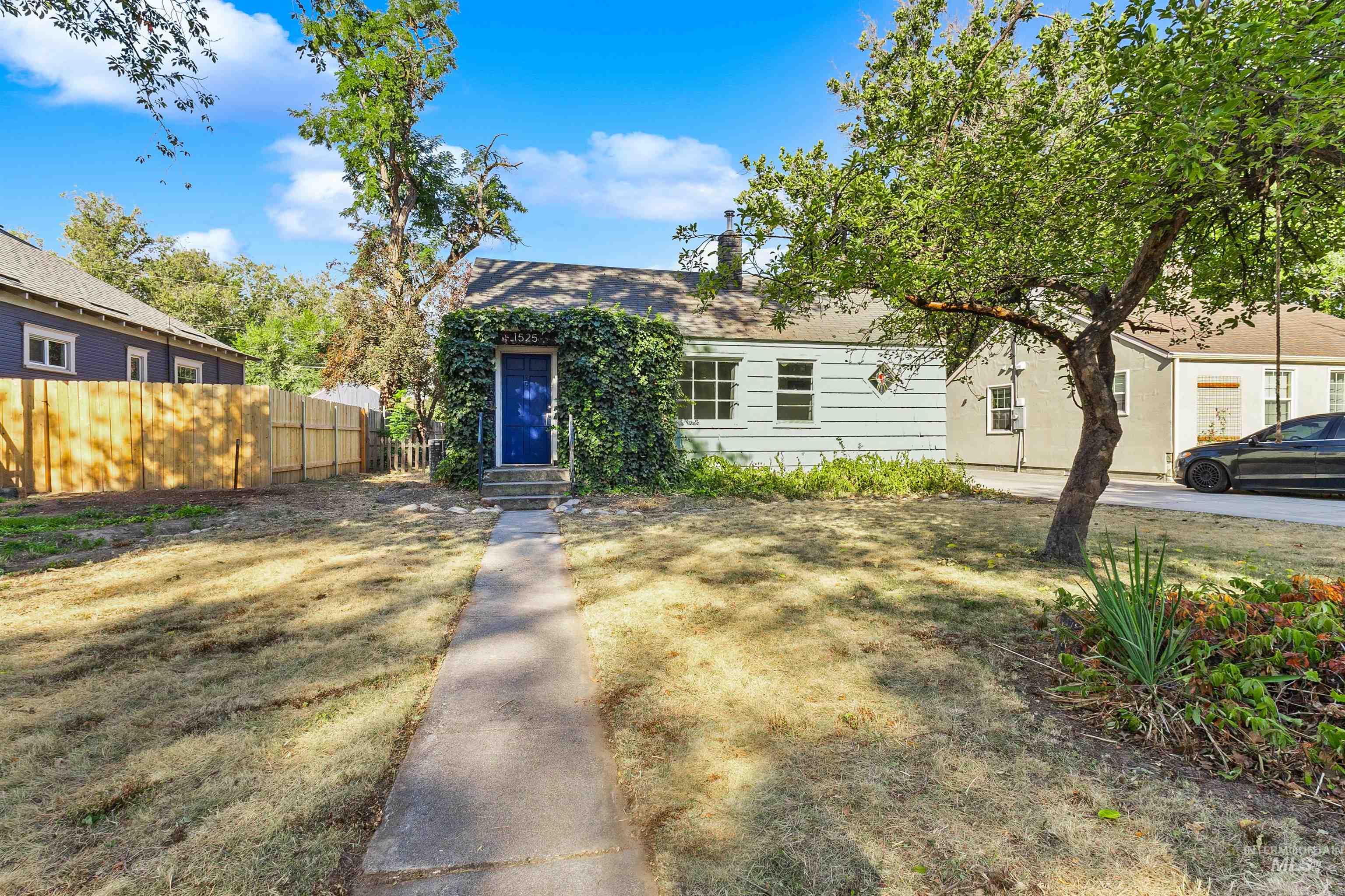1525 S Longmont Ave Property Photo 4