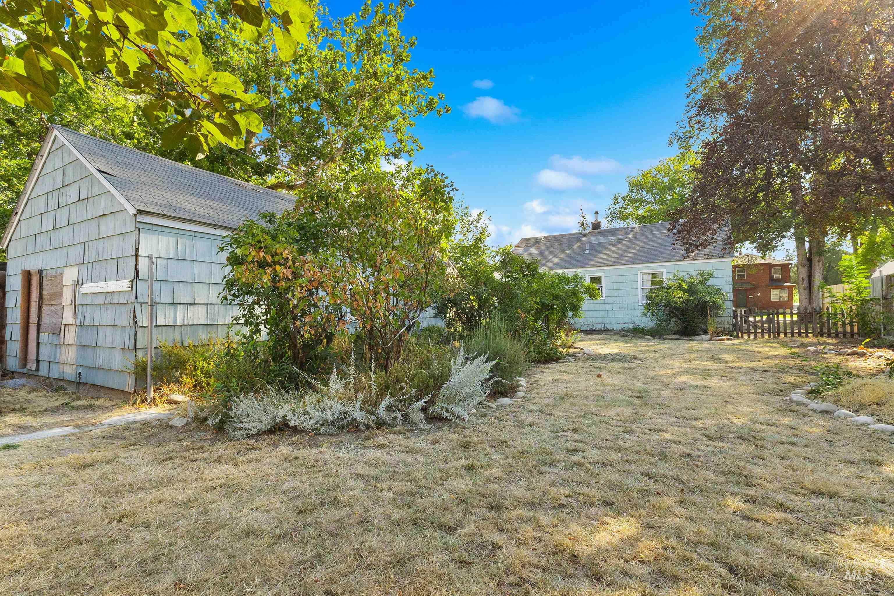 1525 S Longmont Ave Property Photo 20