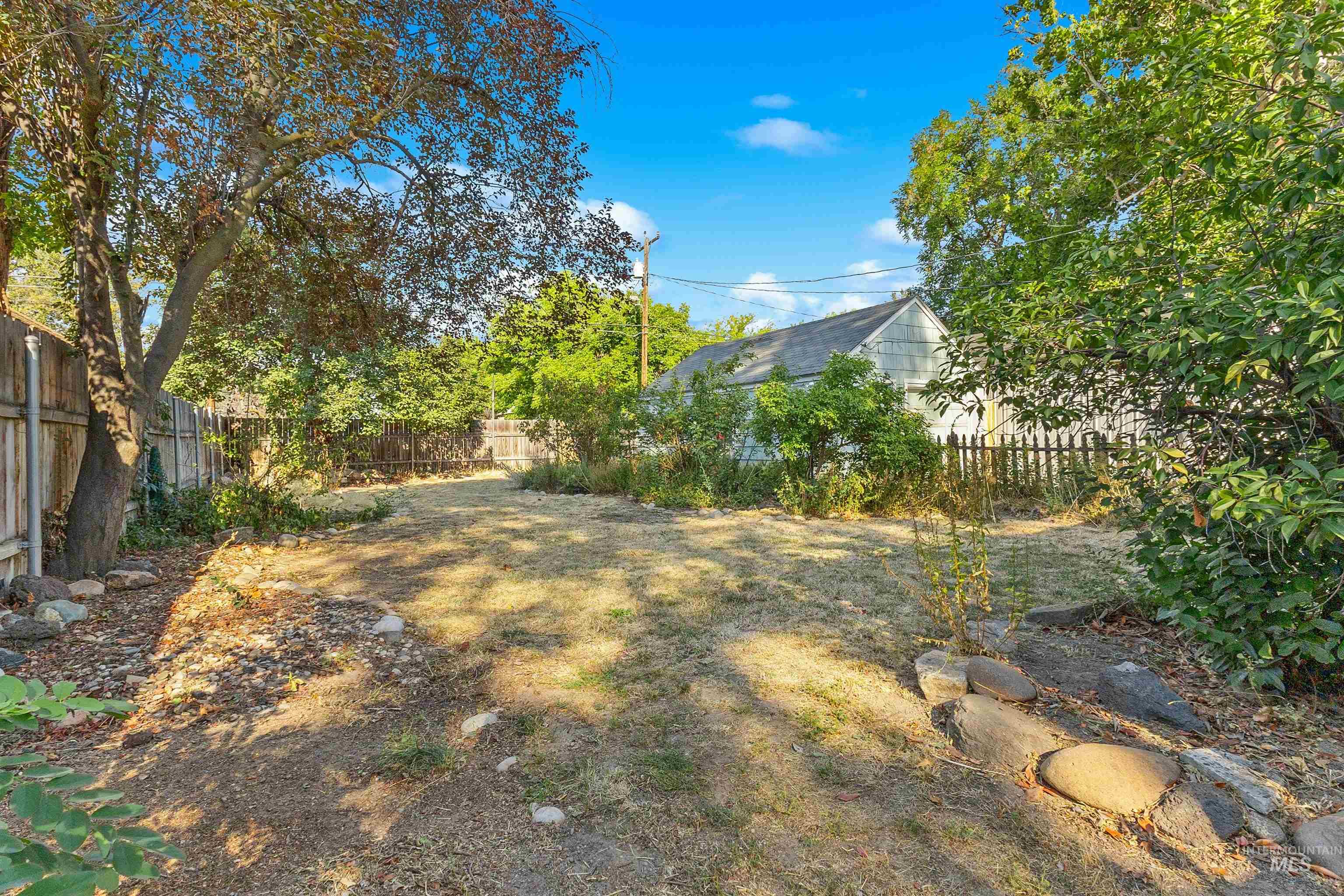 1525 S Longmont Ave Property Photo 23