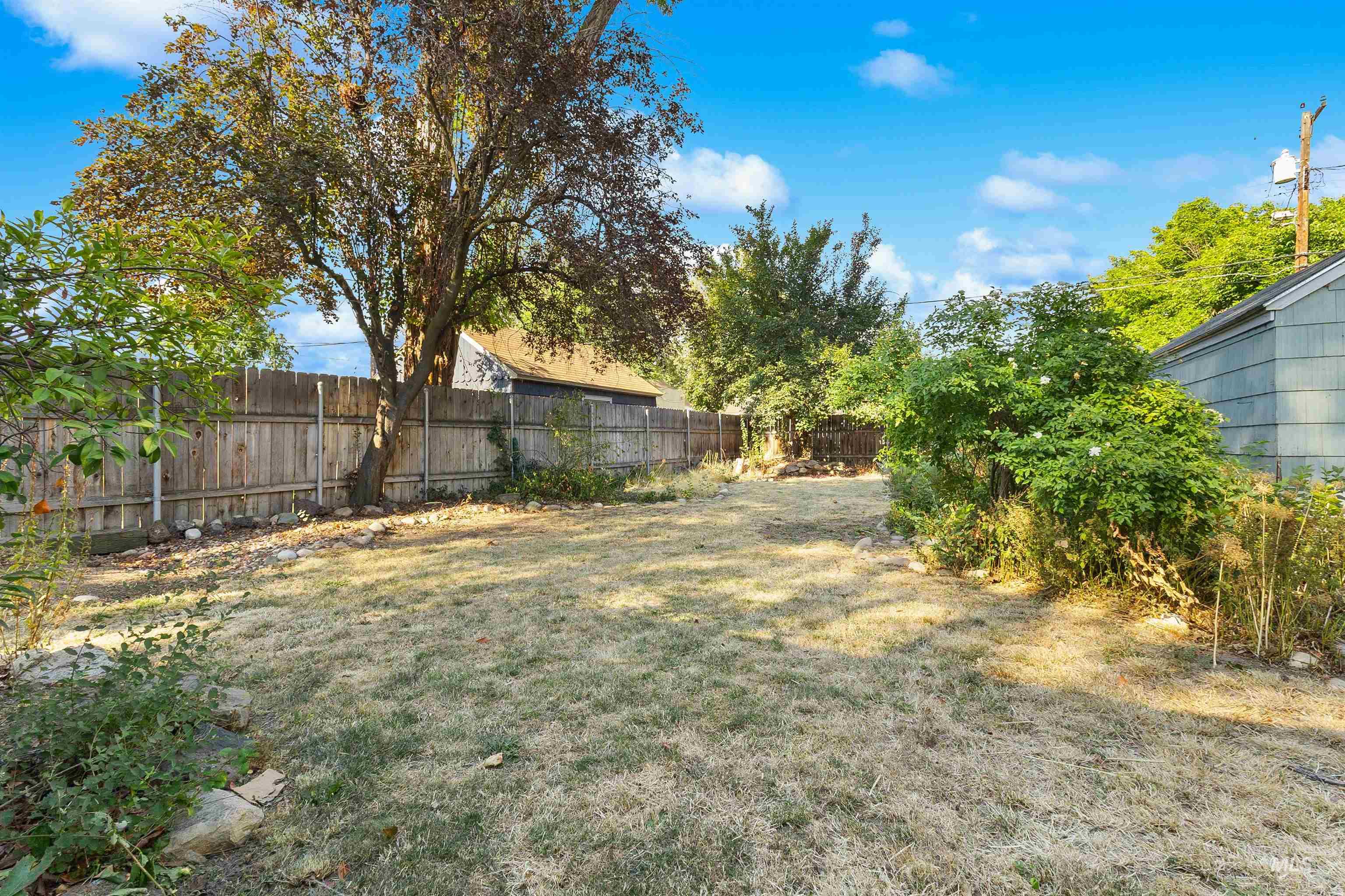 1525 S Longmont Ave Property Photo 24