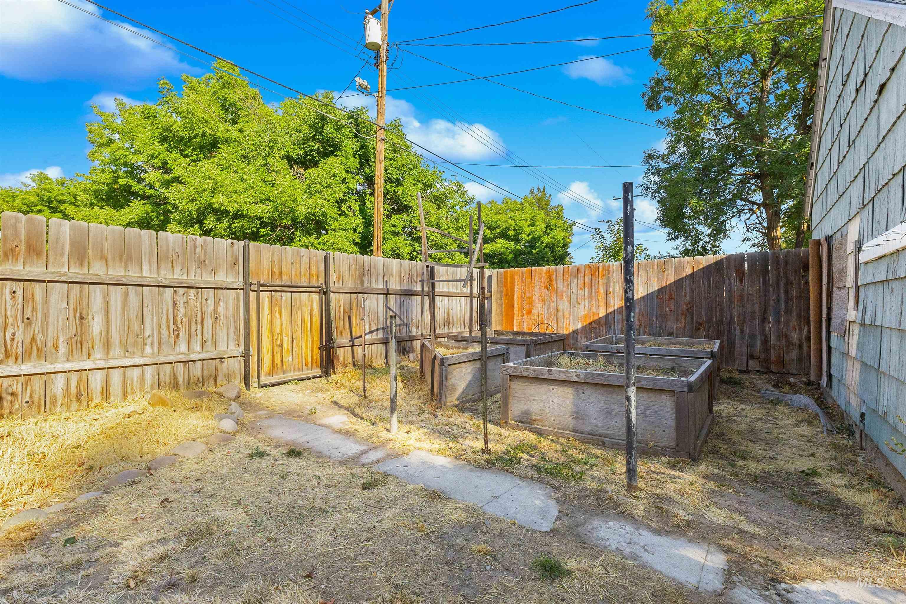 1525 S Longmont Ave Property Photo 25