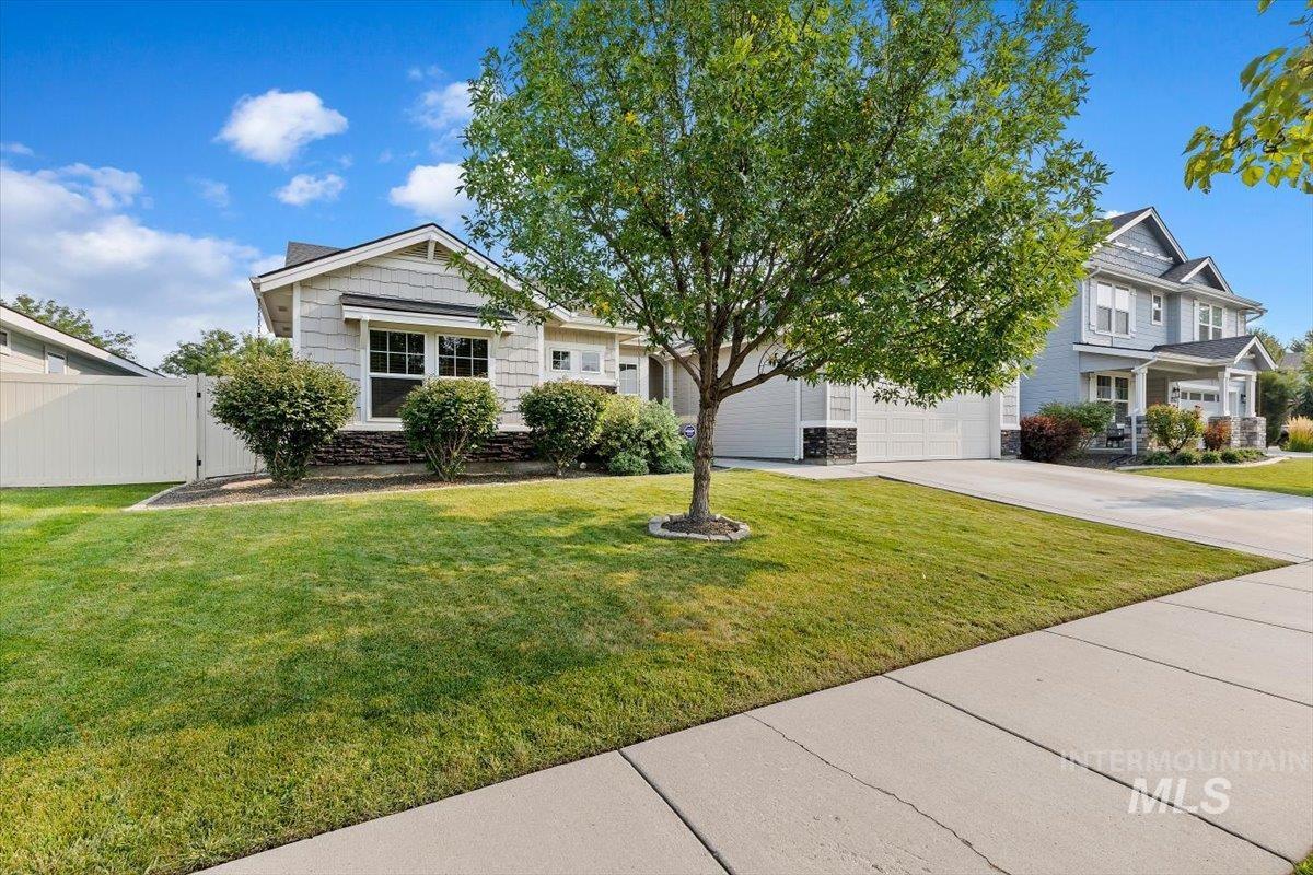 1496 E Strauss Property Photo 4
