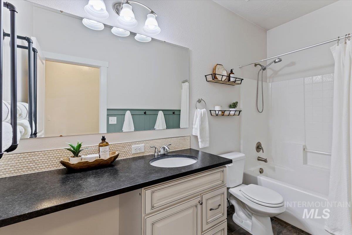 1496 E Strauss Property Photo 35