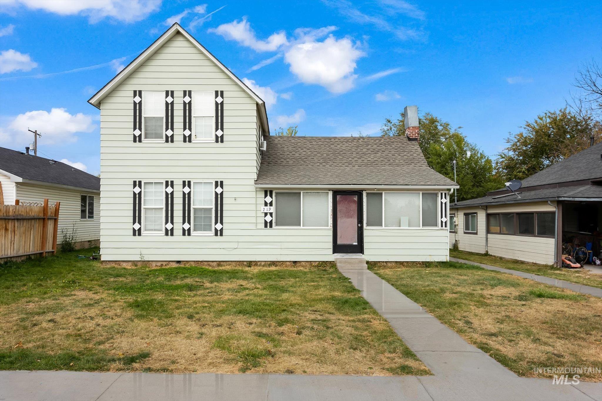219 24th Ave S. Property Photo 1