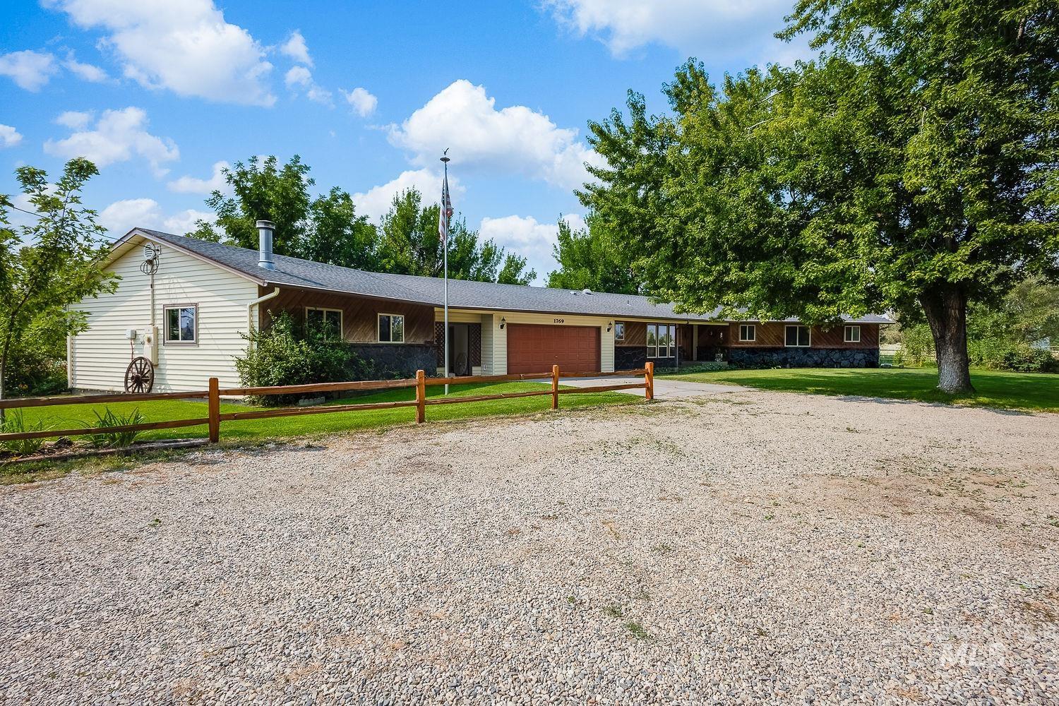 1769 W Central Rd Property Photo 2