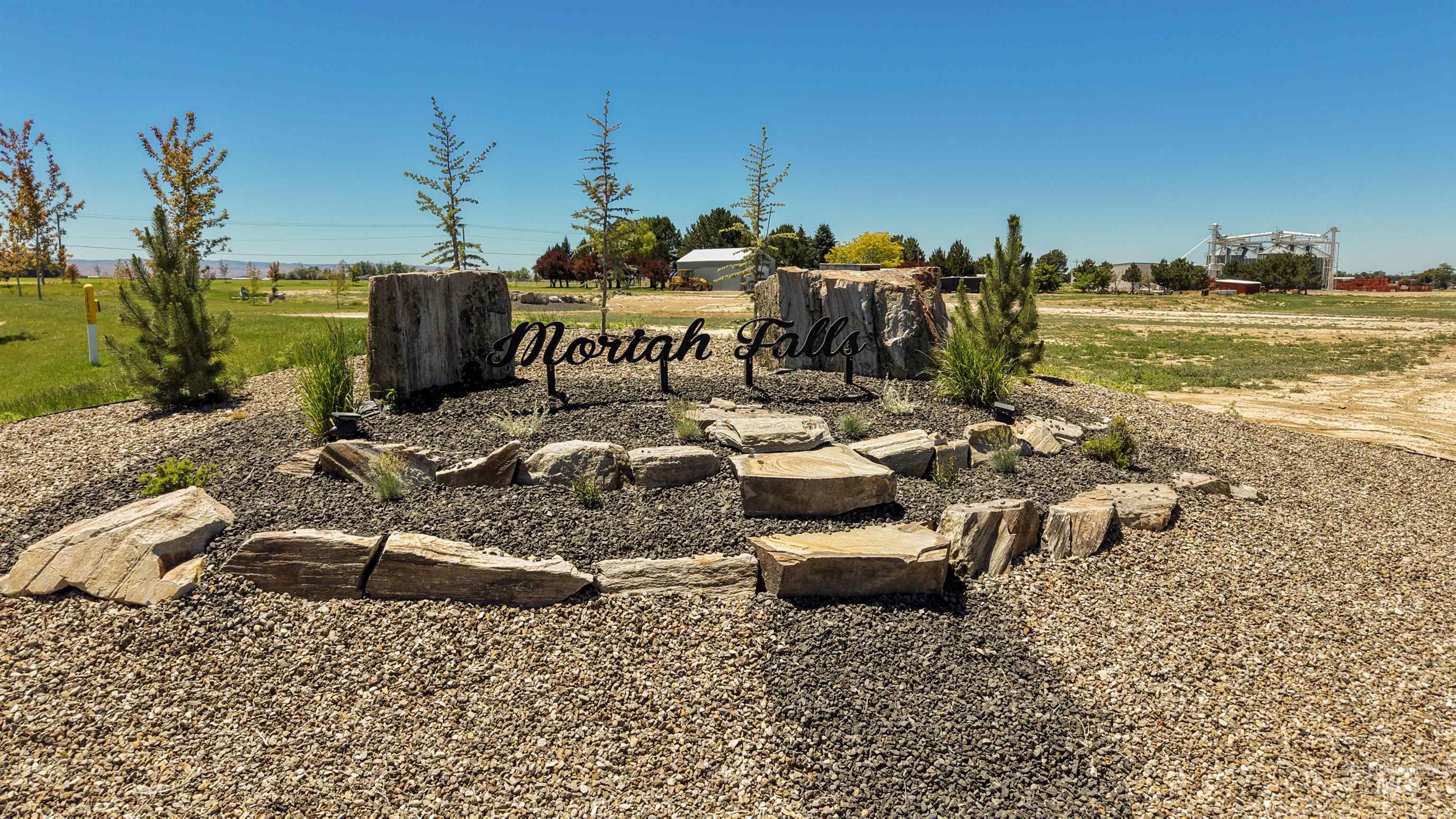 3685e 3711 N Property Photo 11