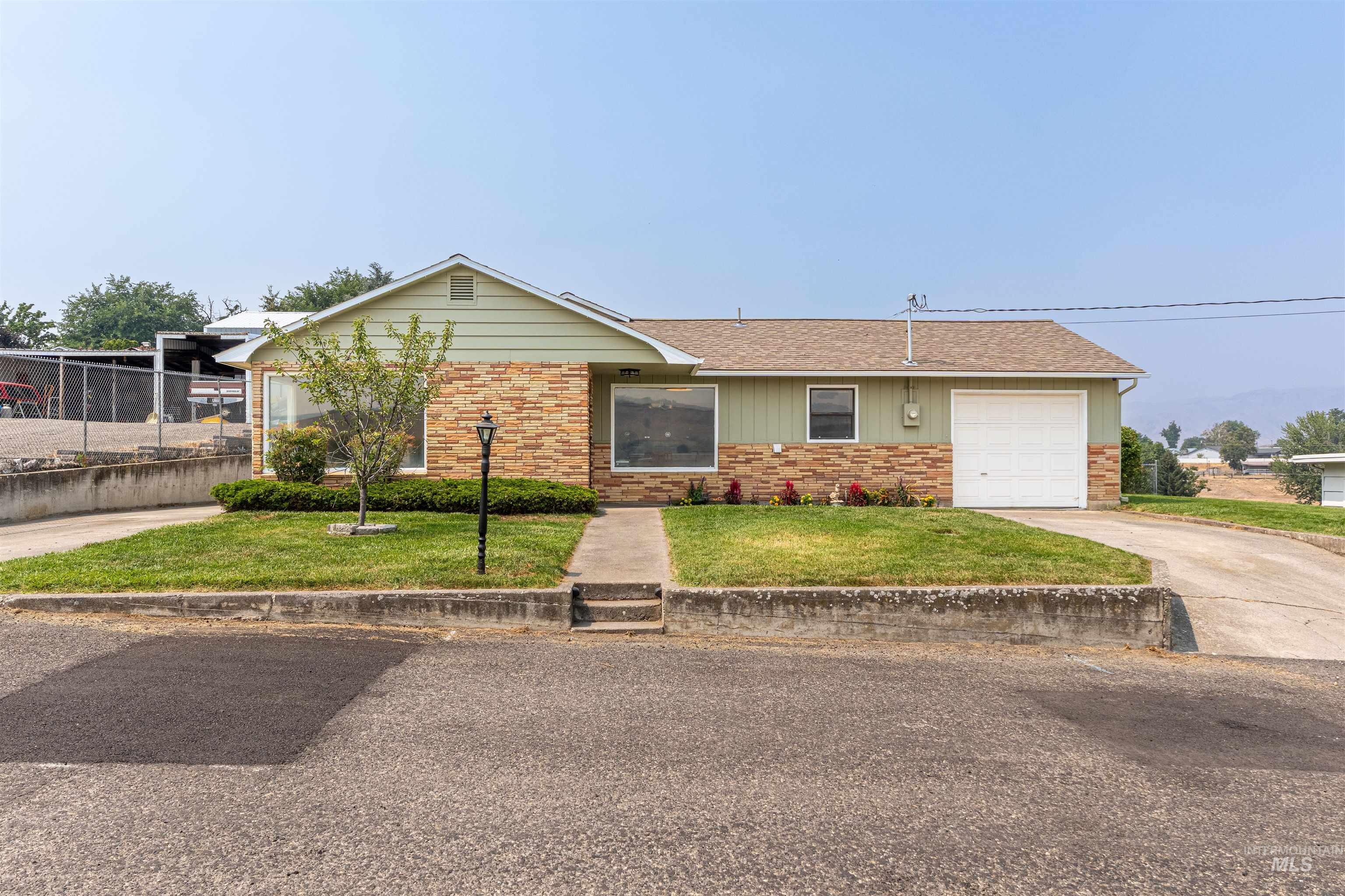 1880 Neal Drive Property Photo 1