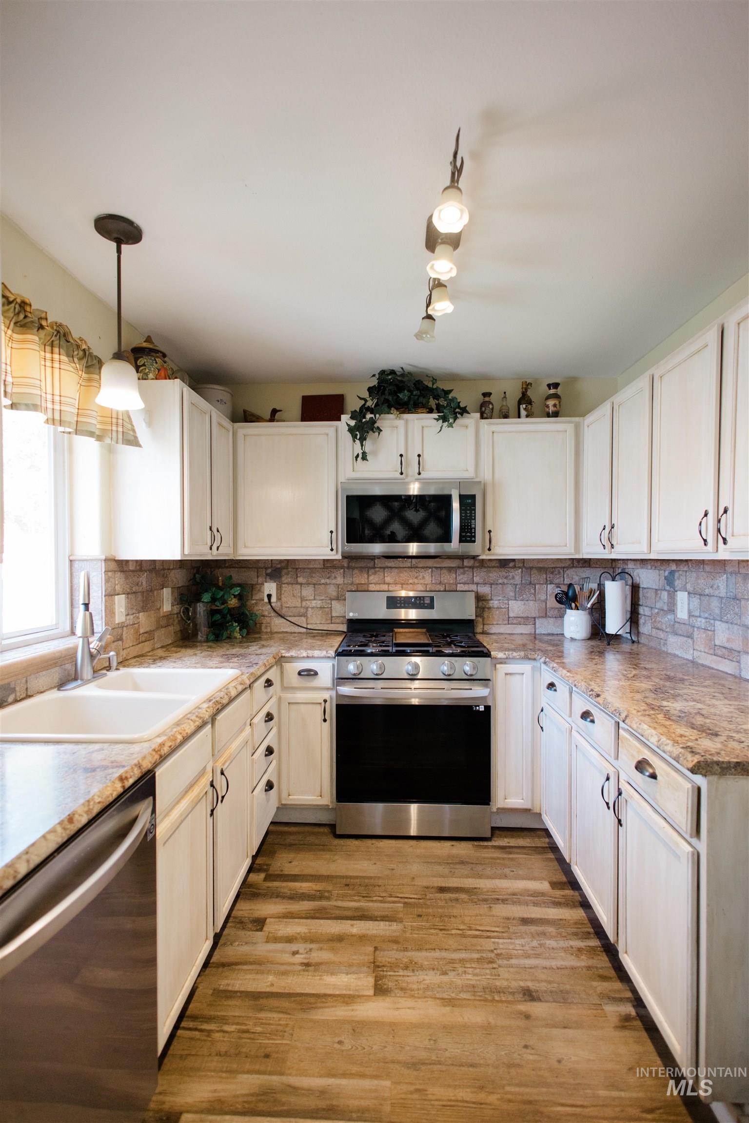 1760 Peregrine Drive Property Photo 13