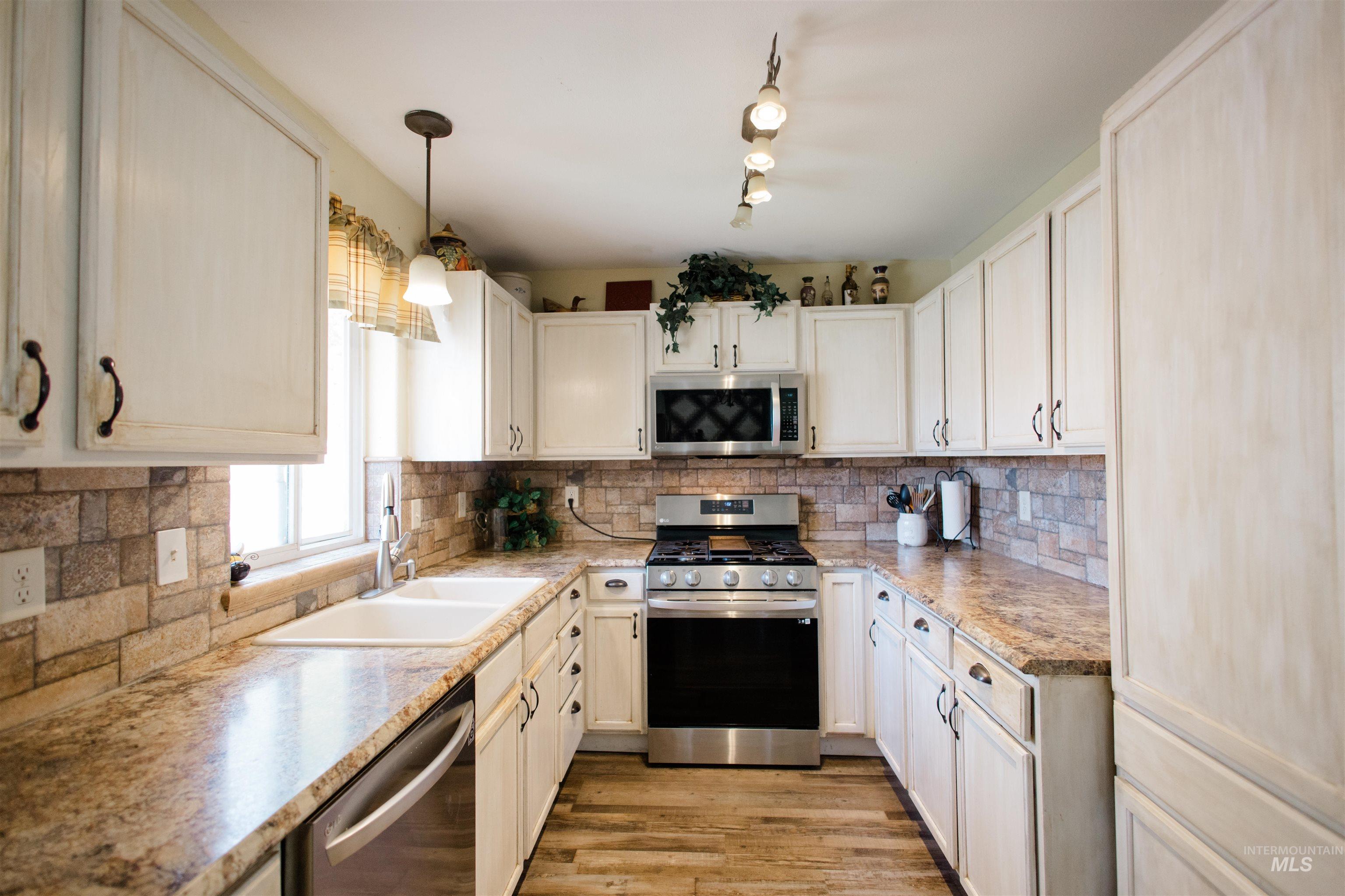 1760 Peregrine Drive Property Photo 16