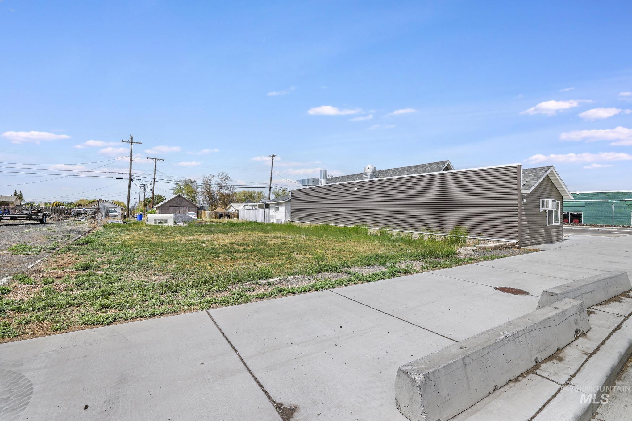 1208 Main St Property Photo 6