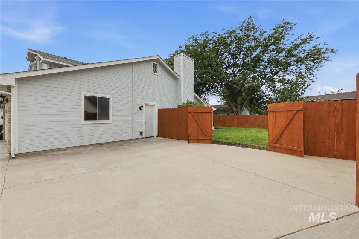 2051 N Applewood Pl Property Photo 7