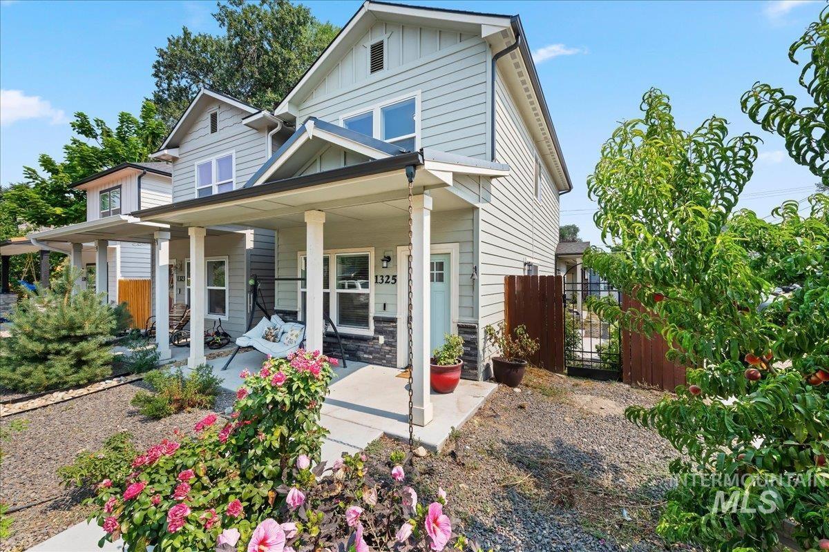 1325 Albany St Property Photo 4