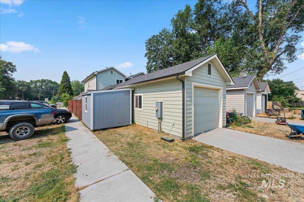 1325 Albany St Property Photo 25