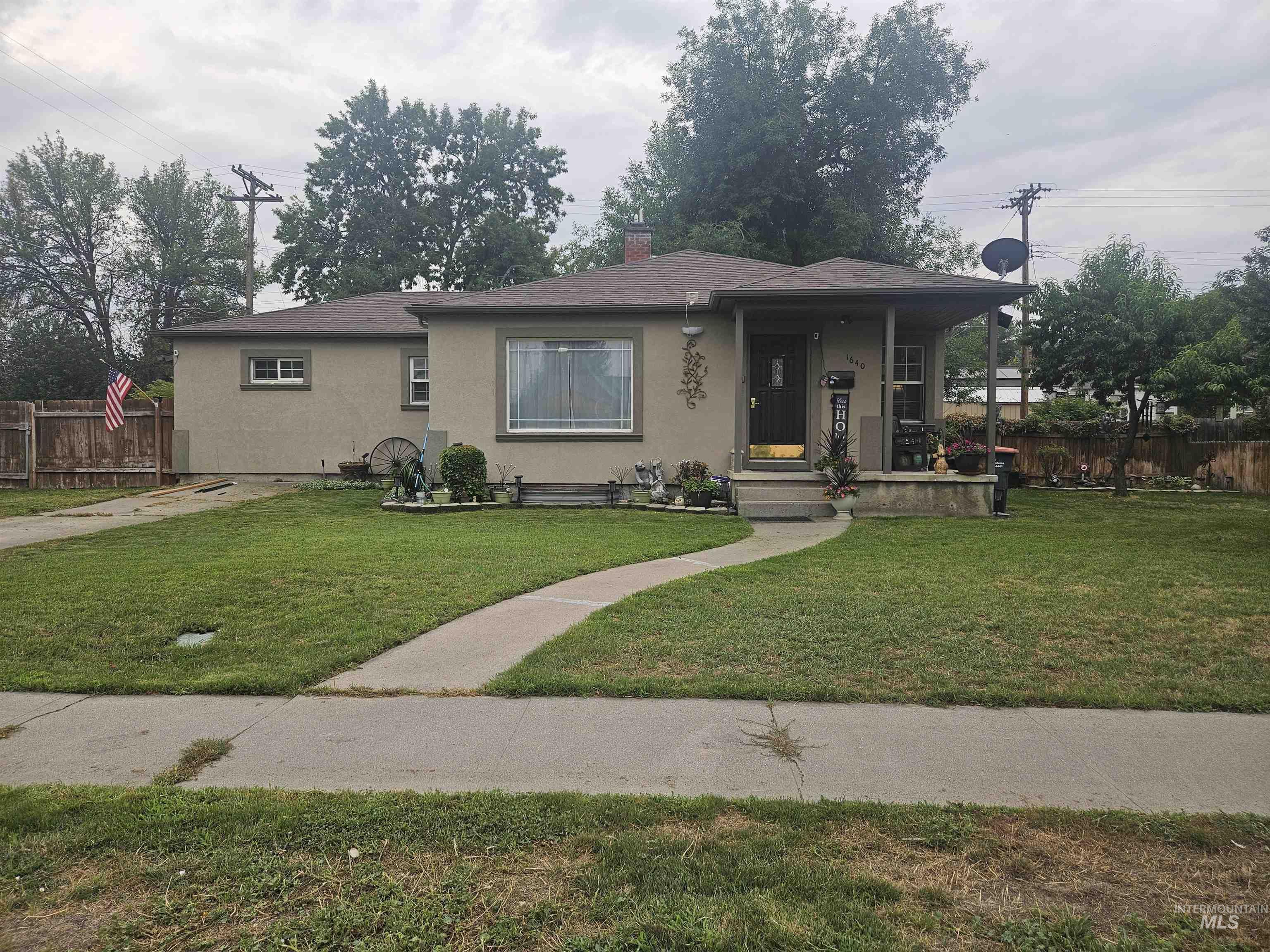 1640 Willow Lane Property Photo 1