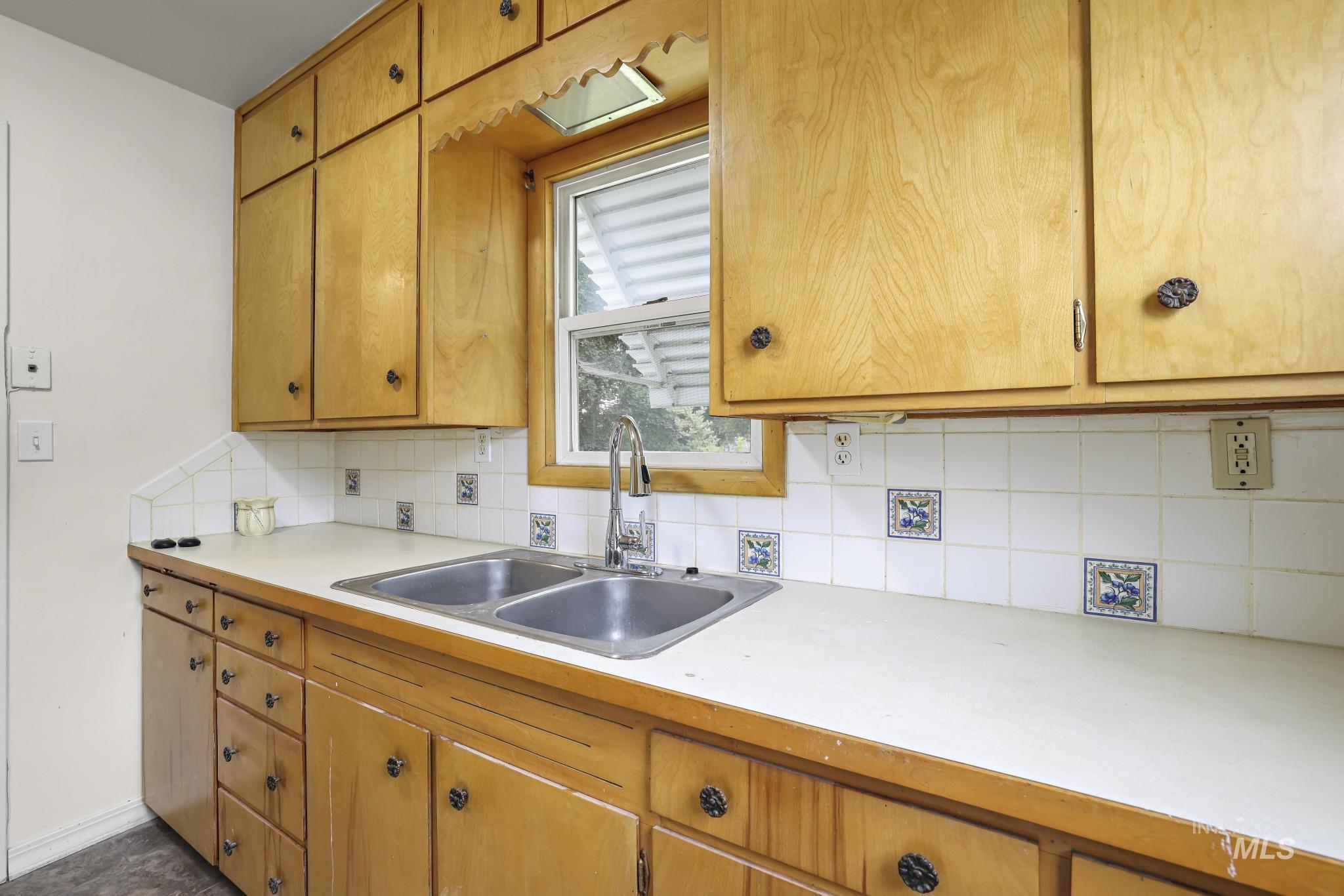 356 E Avenue B Property Photo 8