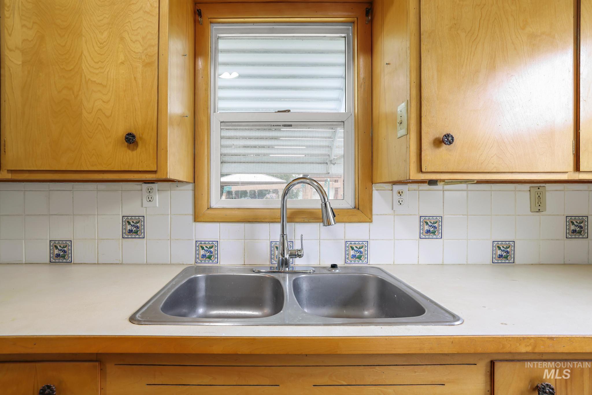 356 E Avenue B Property Photo 9