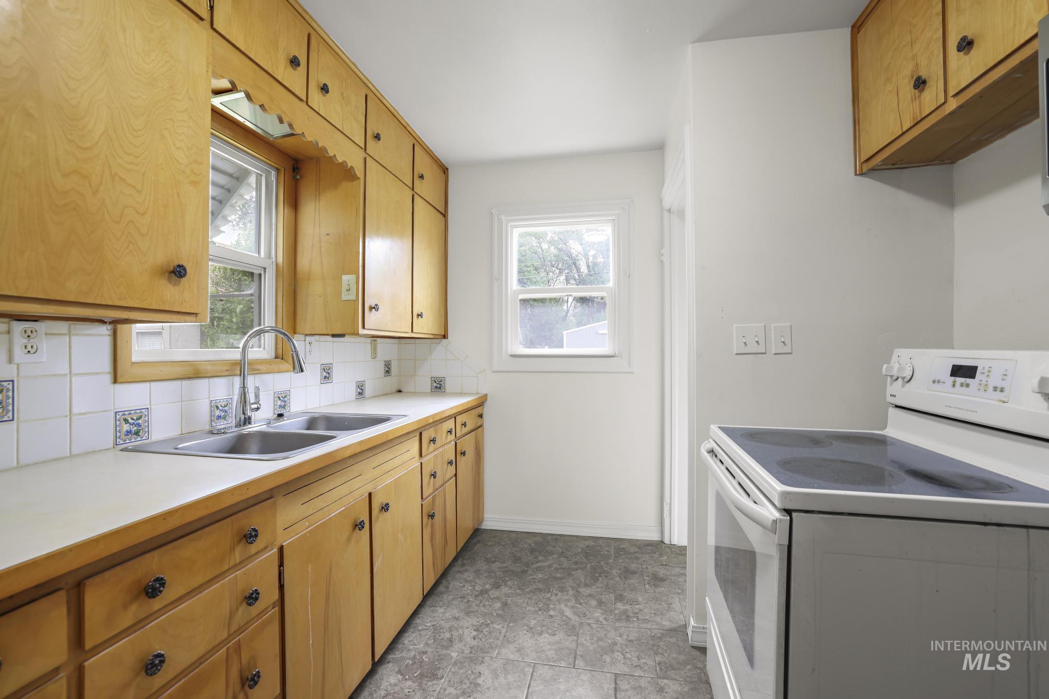 356 E Avenue B Property Photo 12