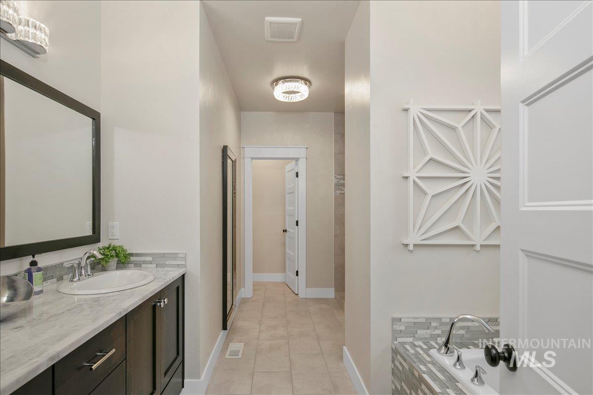 6119 N Farleigh Ave Property Photo 26