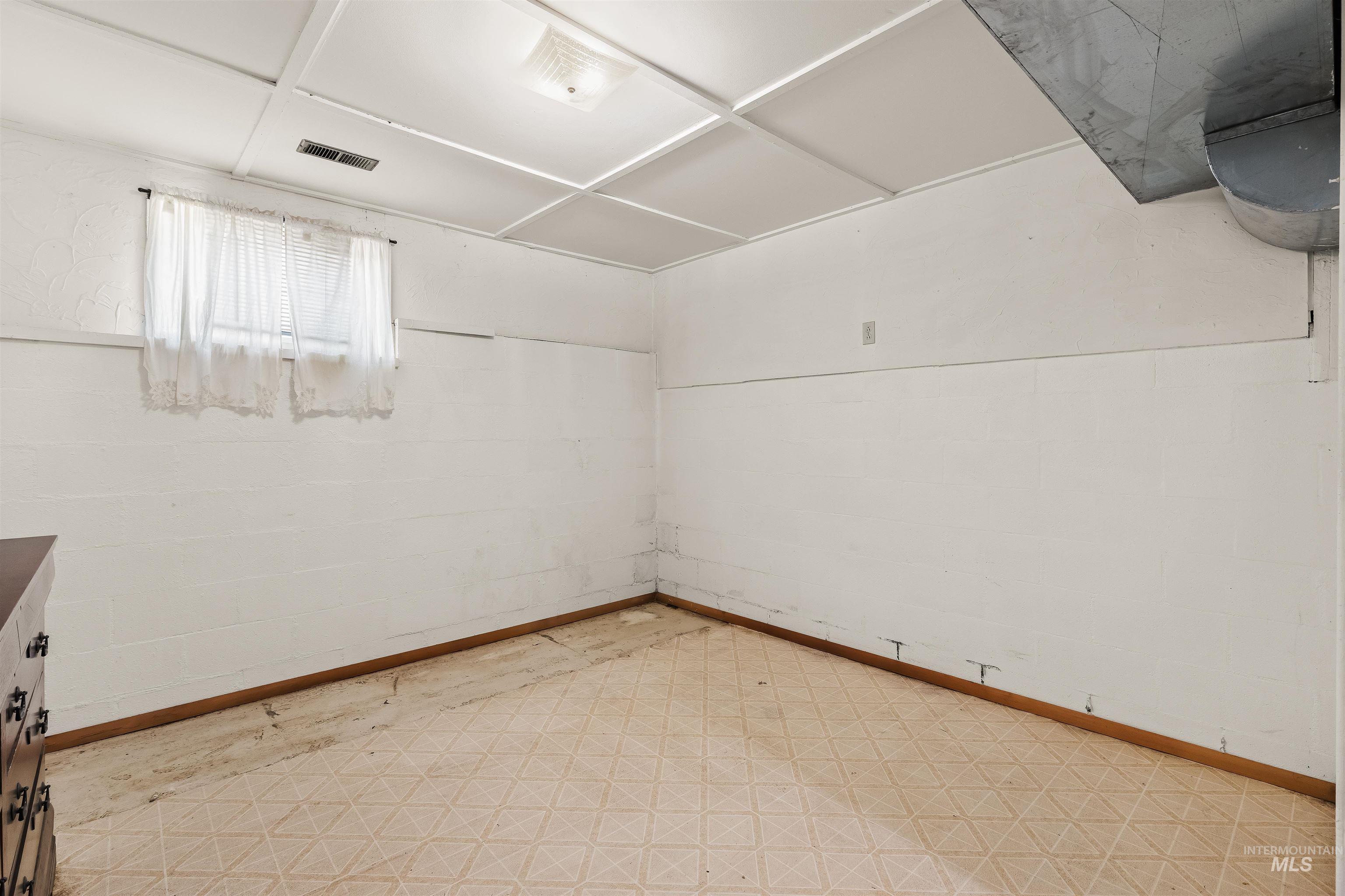 641 Croswell Ave Property Photo 17
