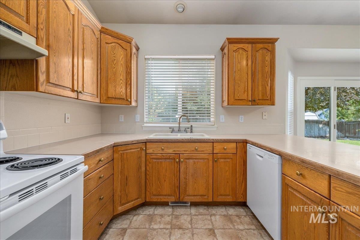 952 E Hawk St Property Photo 9