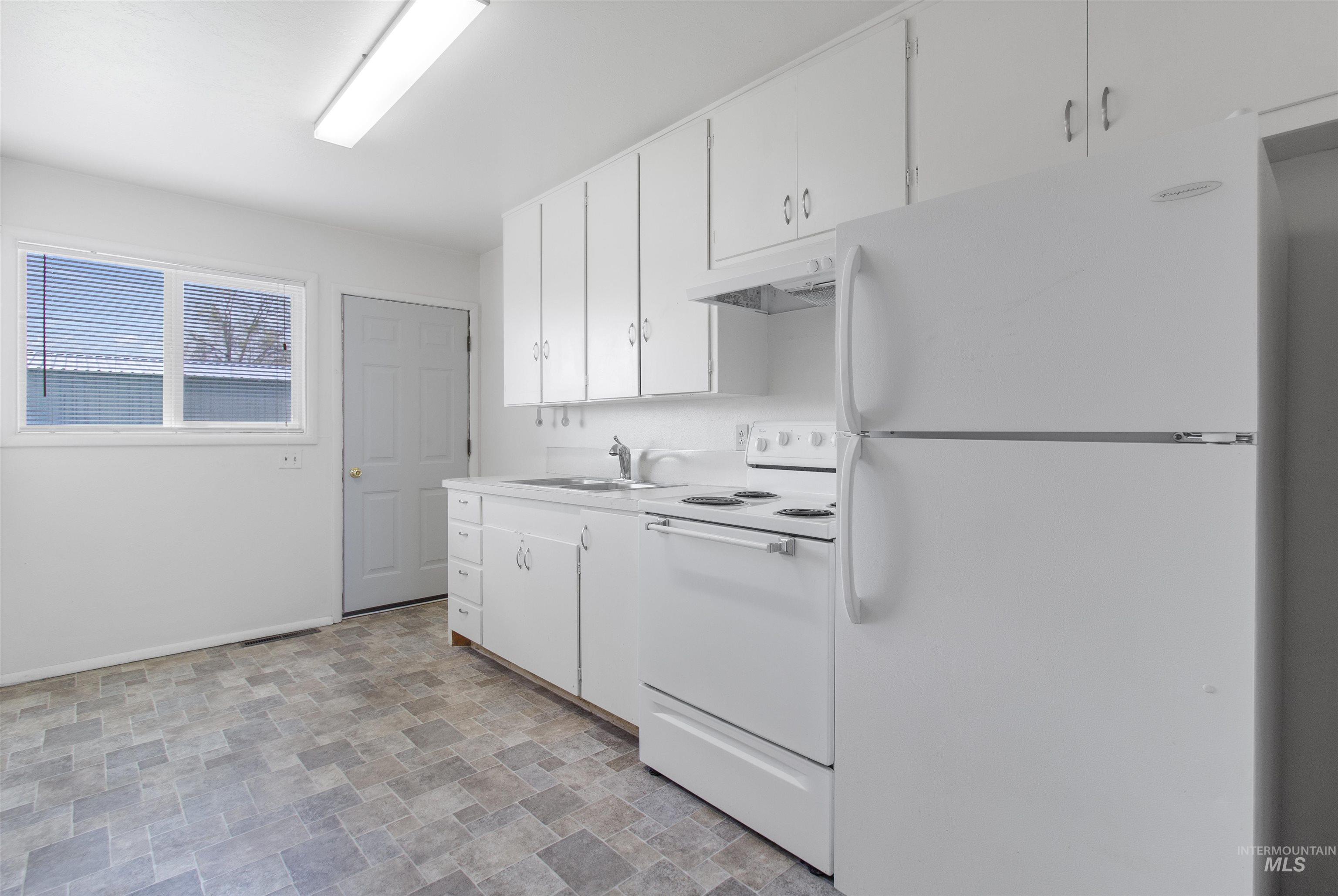1334 Elmwood Circle Property Photo 15