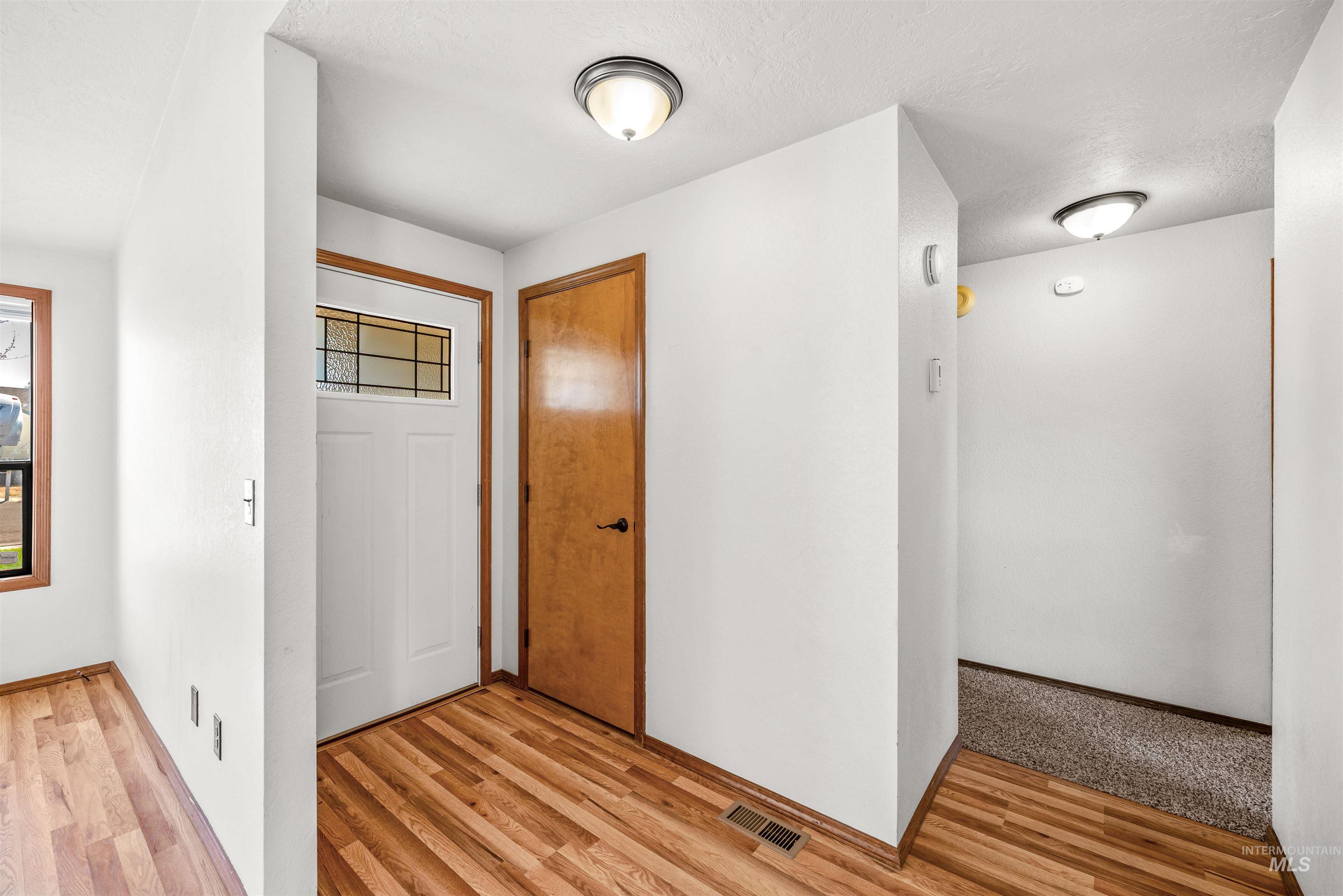 300 Meadowbrook Dr Property Photo 6