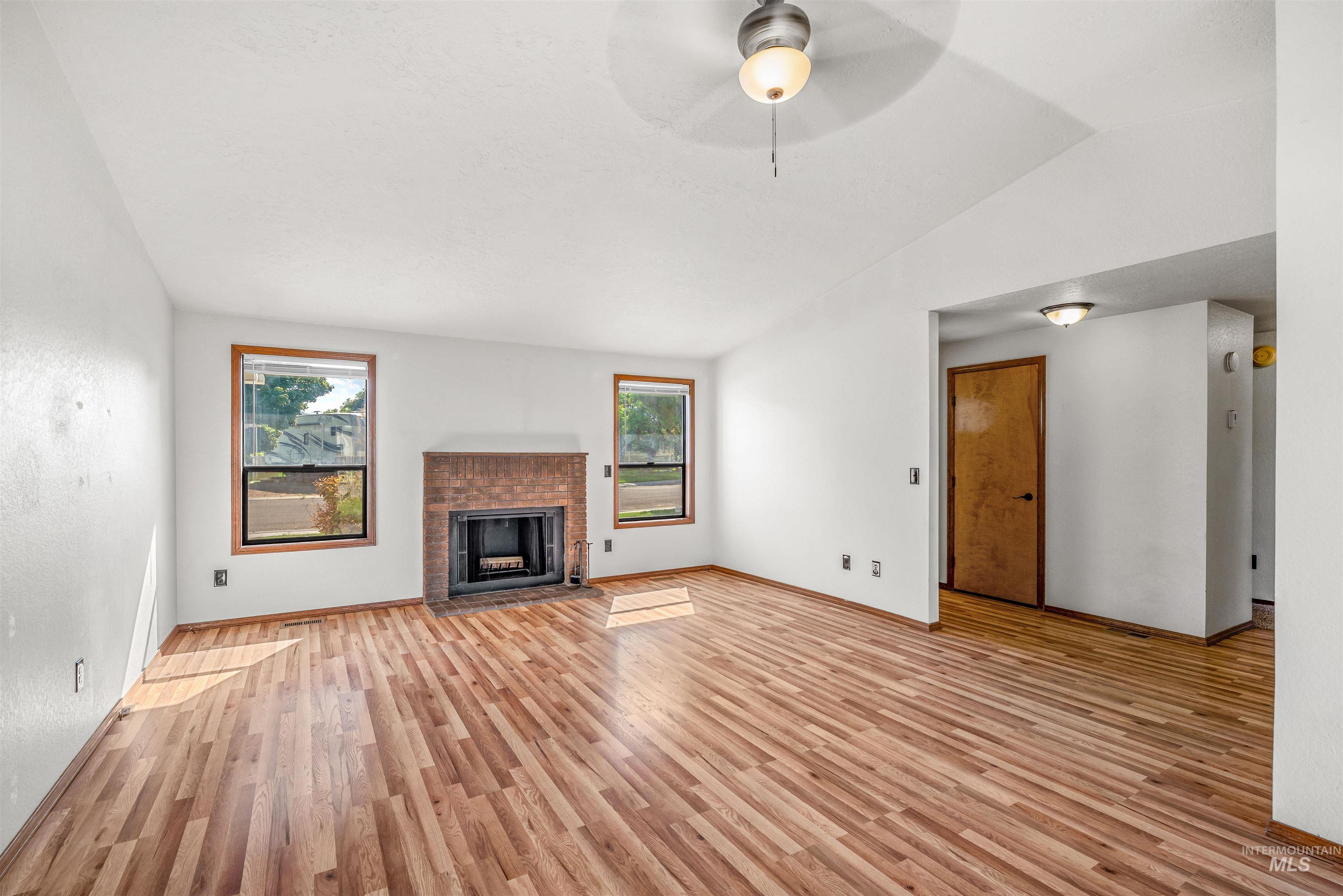 300 Meadowbrook Dr Property Photo 9
