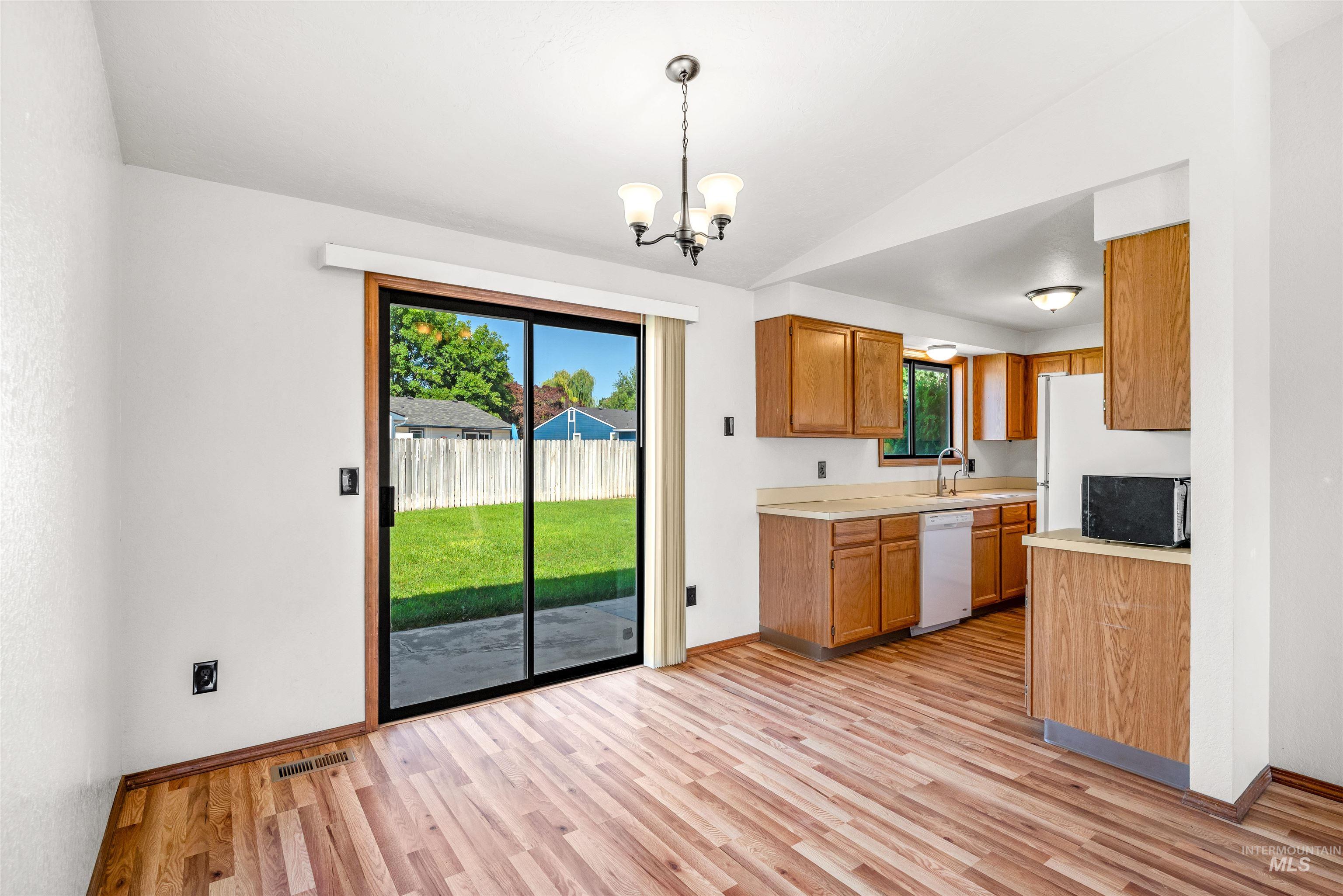300 Meadowbrook Dr Property Photo 15