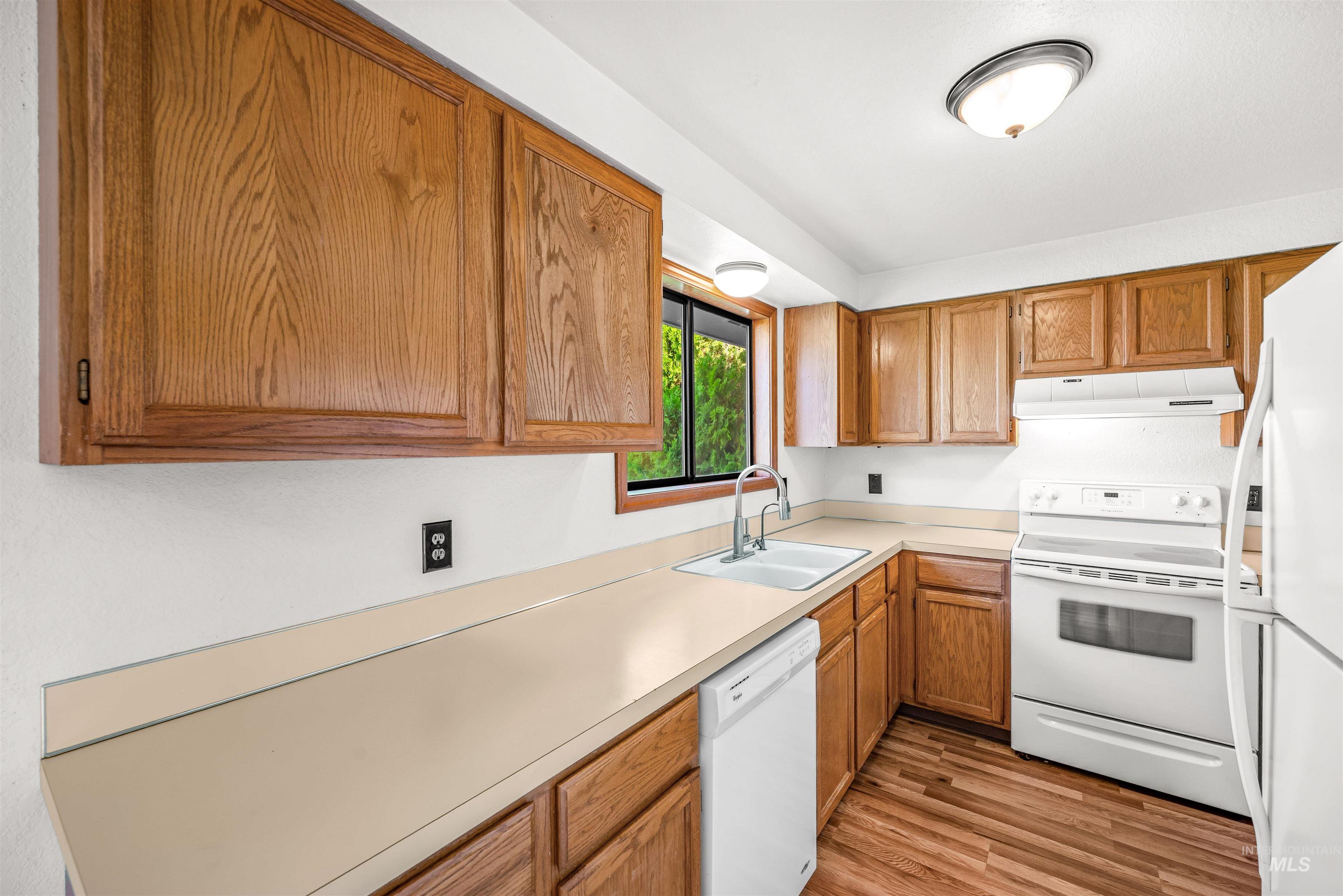 300 Meadowbrook Dr Property Photo 16