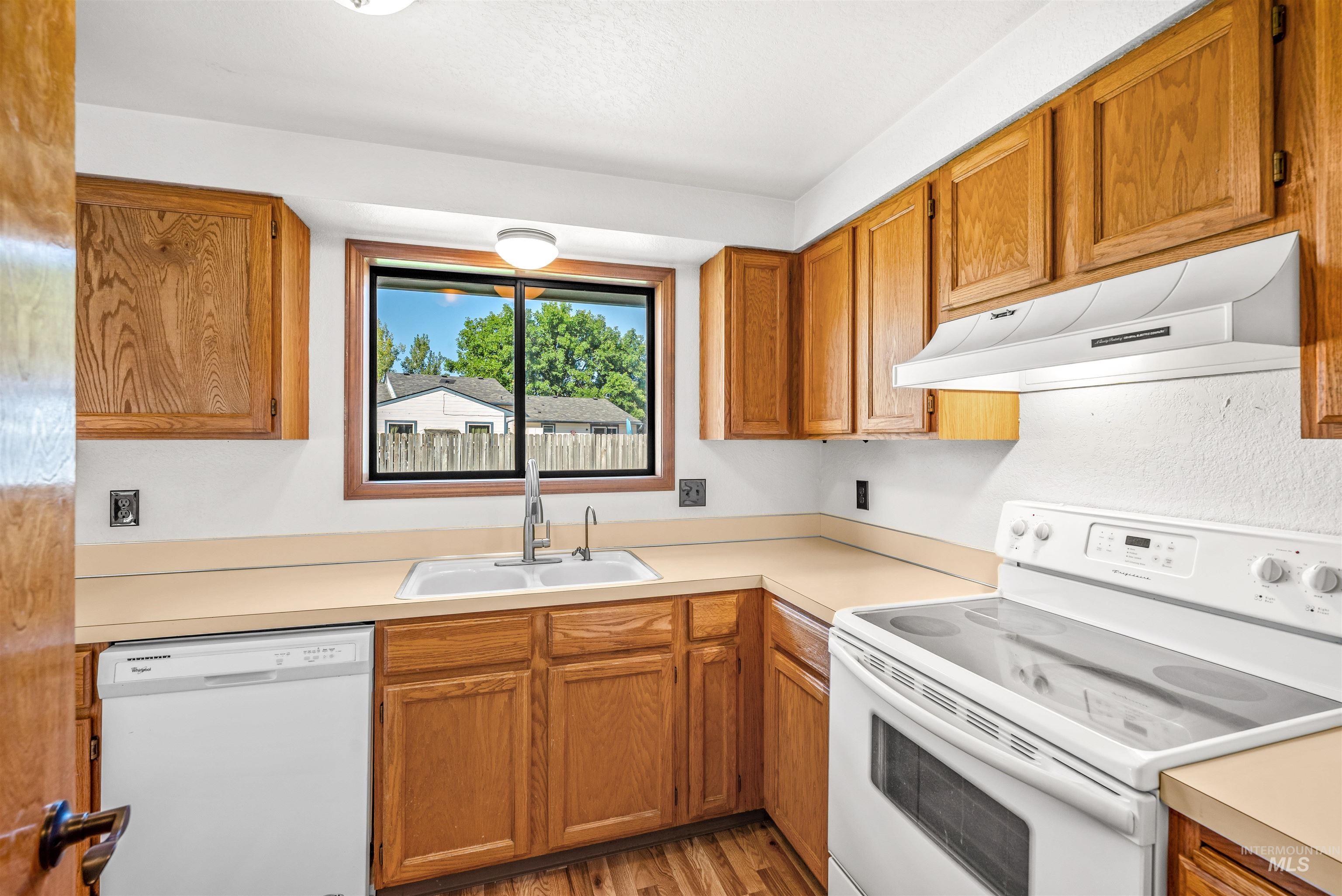 300 Meadowbrook Dr Property Photo 19
