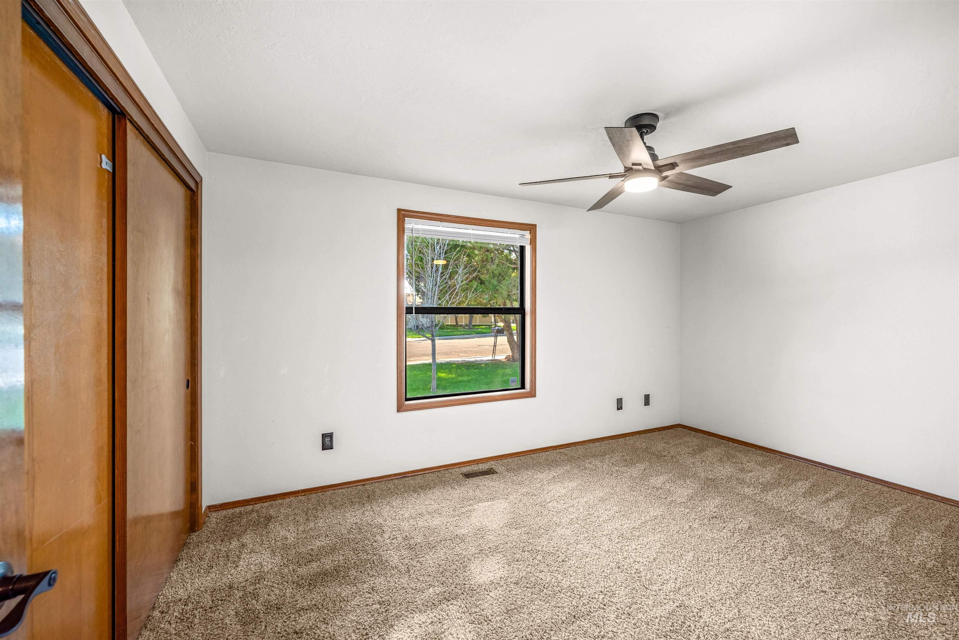 300 Meadowbrook Dr Property Photo 23