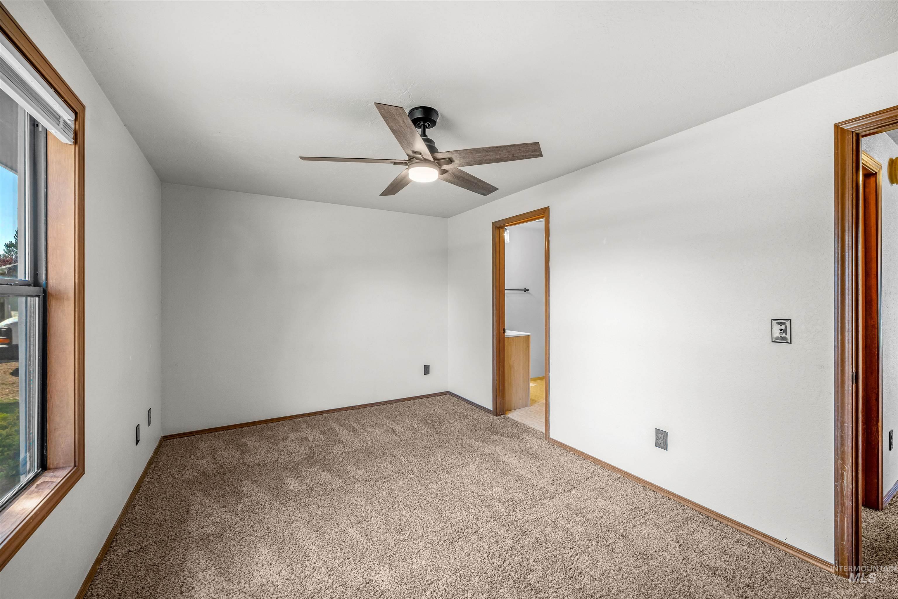 300 Meadowbrook Dr Property Photo 25
