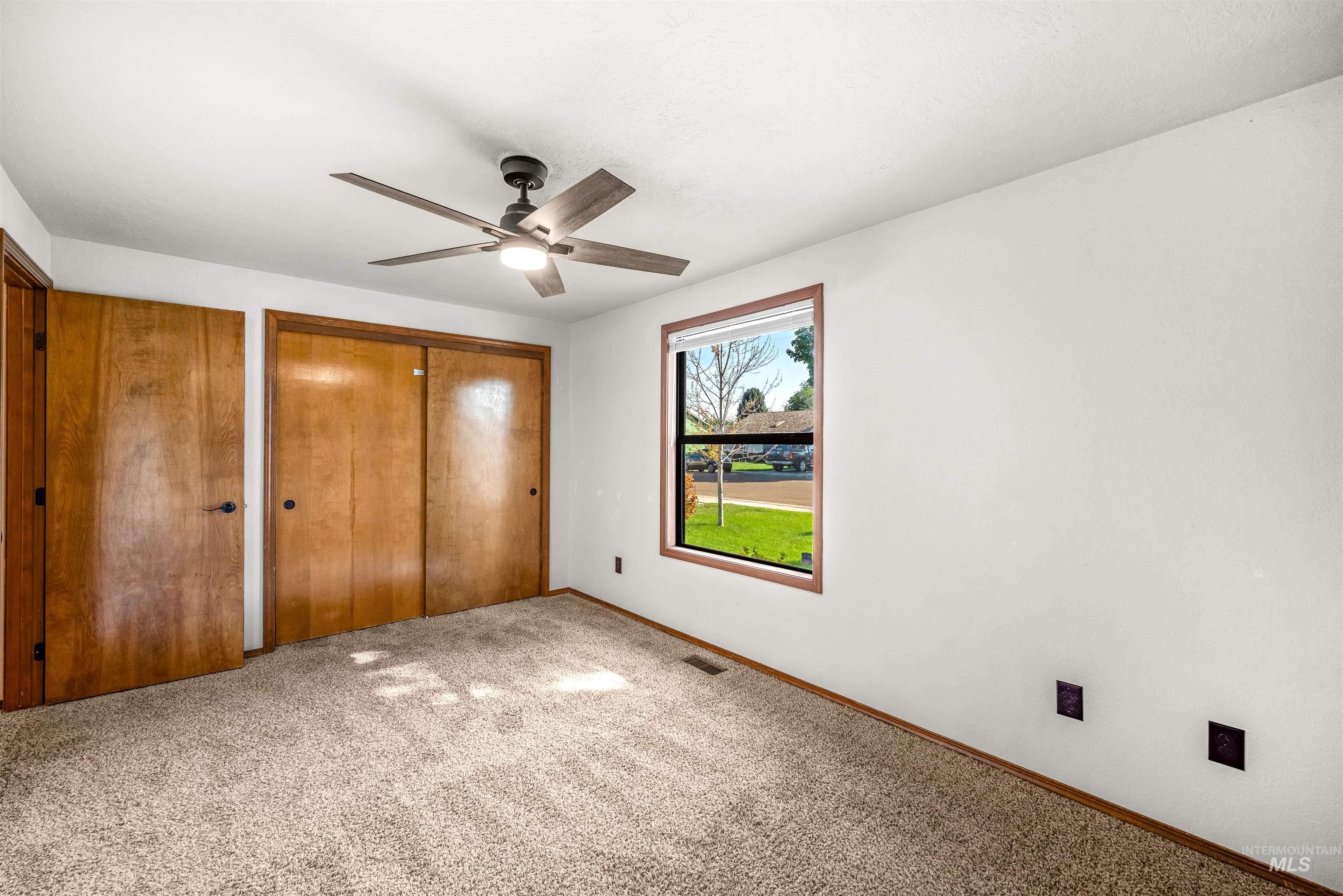300 Meadowbrook Dr Property Photo 26