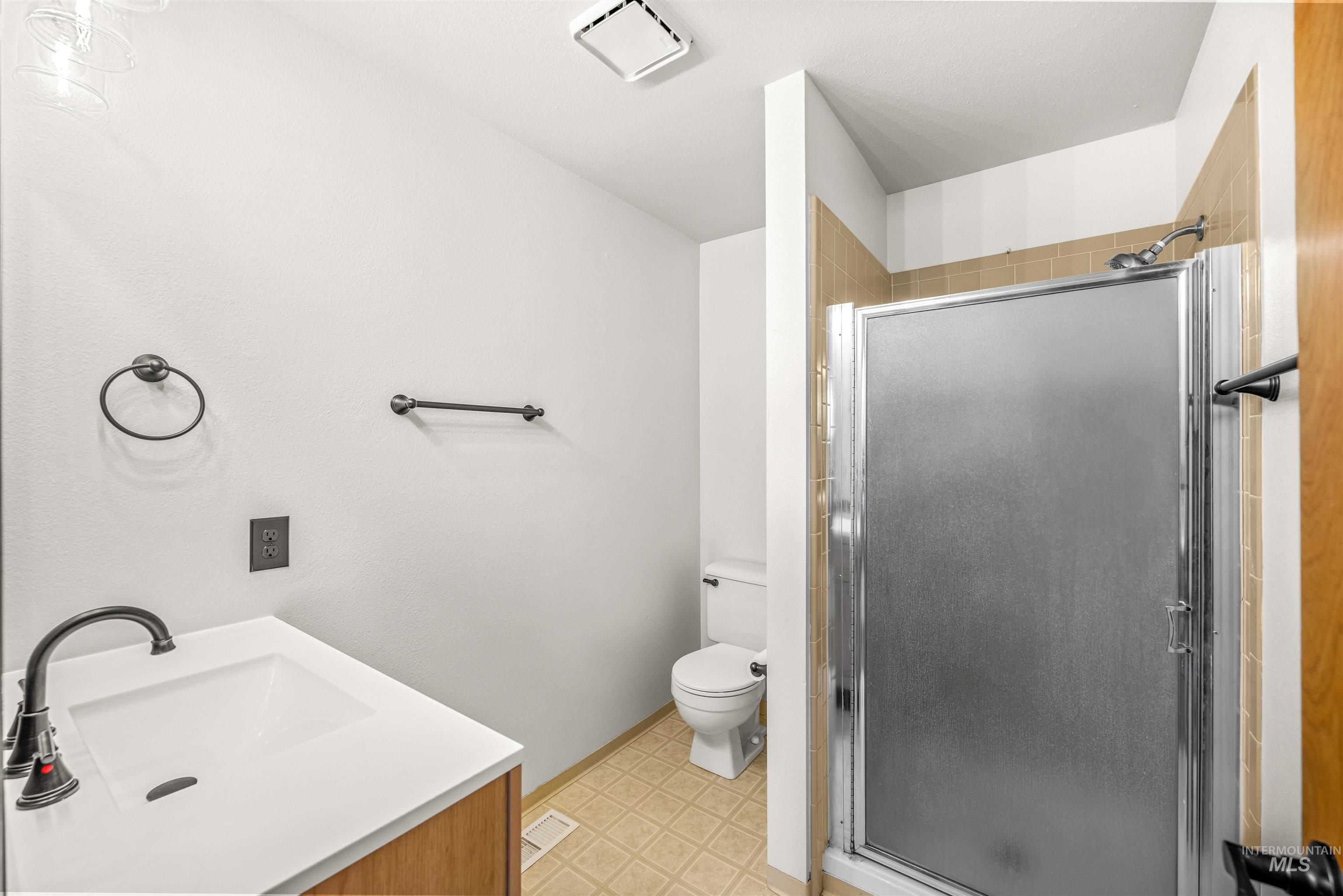 300 Meadowbrook Dr Property Photo 28