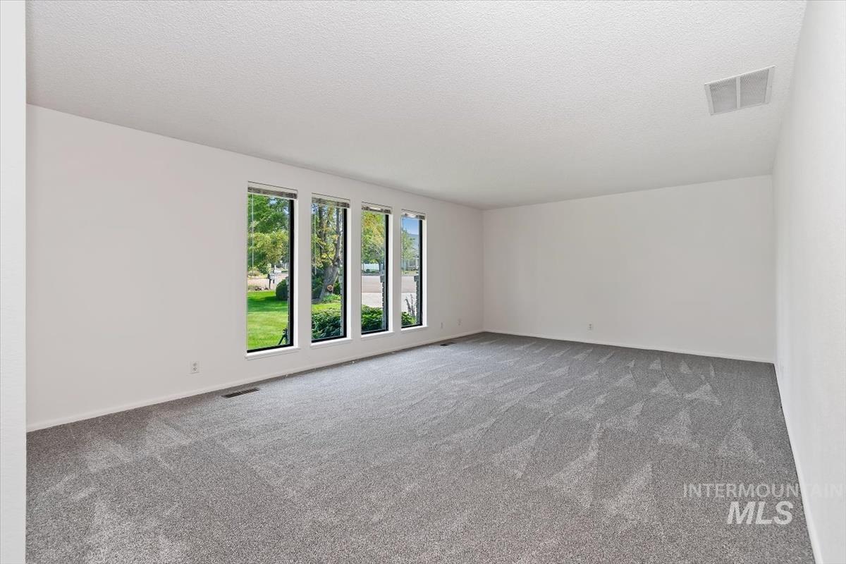 931 Sherman Way Property Photo 4