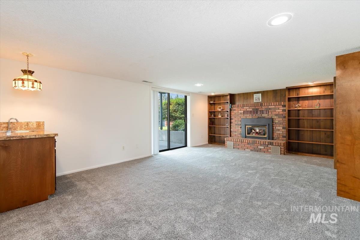 931 Sherman Way Property Photo 8