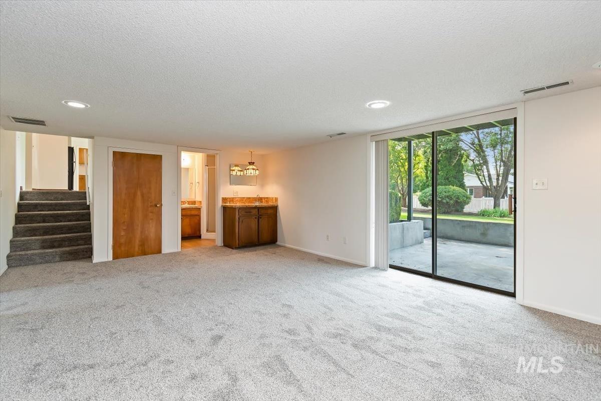931 Sherman Way Property Photo 10