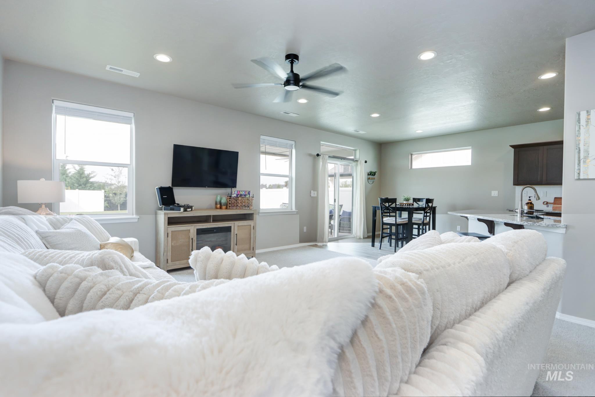 18557 White Rose Pl Property Photo 6