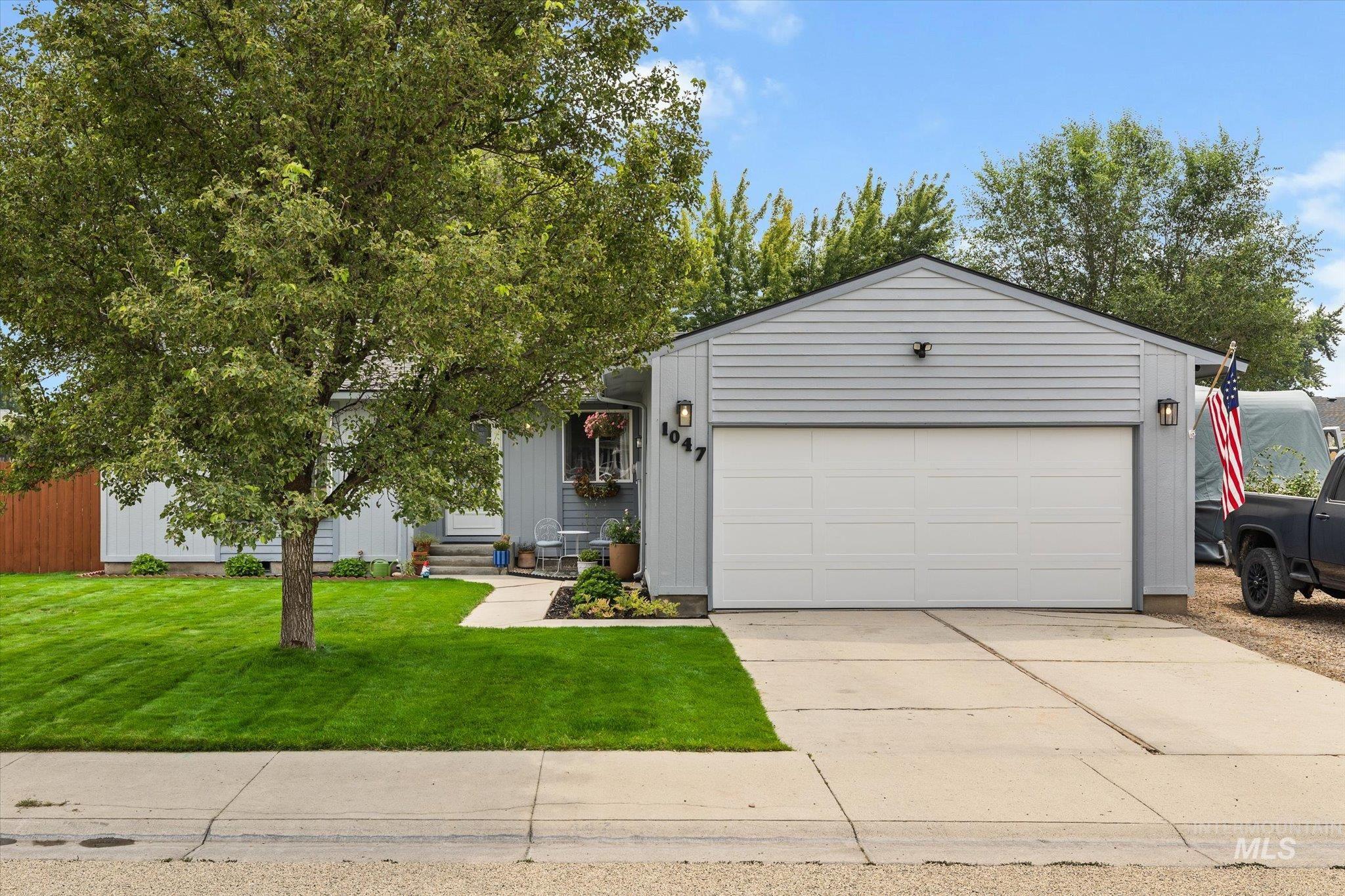 1047 W Chateau Ave Property Photo 1