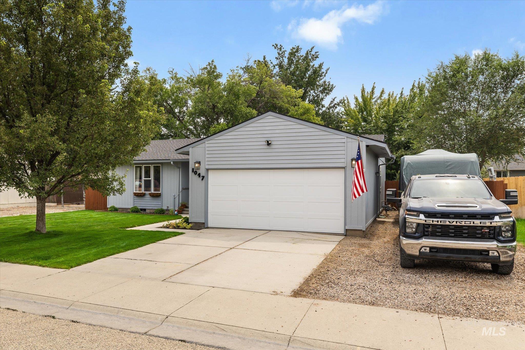 1047 W Chateau Ave Property Photo 2
