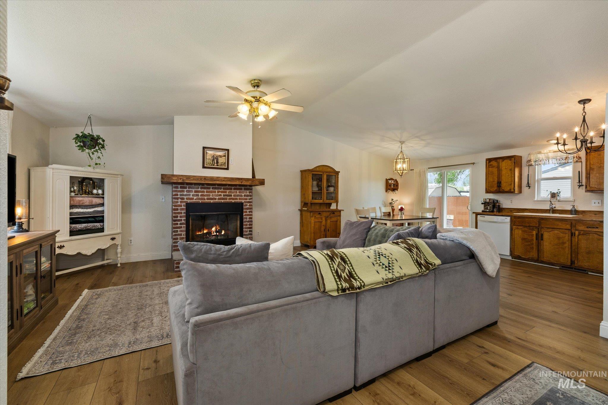 1047 W Chateau Ave Property Photo 4