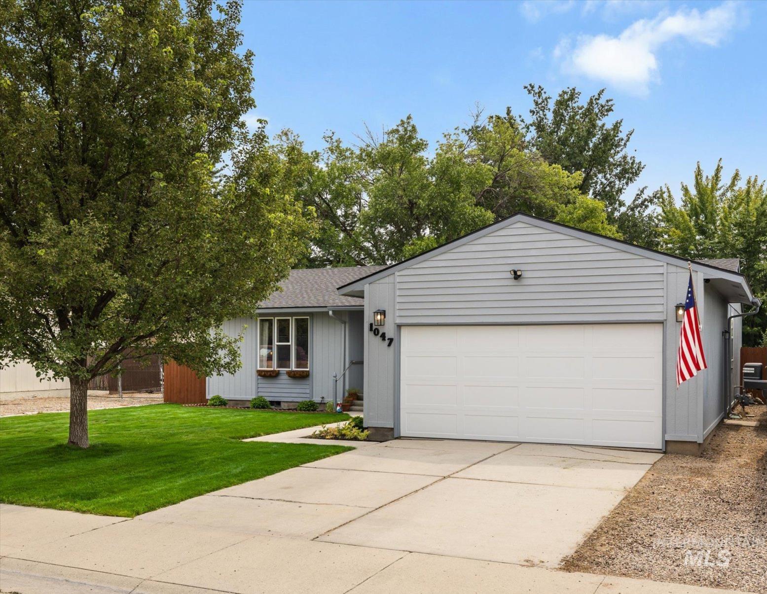 1047 W Chateau Ave Property Photo 6